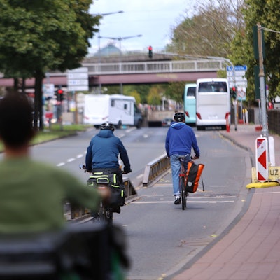 12.09.2025, Köln: Der Radweg zwischen Schokoladenmuseum und Rheinufertunnel. Er läuft über eine Spur der Rheinuferstraße (Am Leystapel) parallel zum Rheinufer und ist seit 2022 ein Provisorium. Foto: Arton Krasniqi