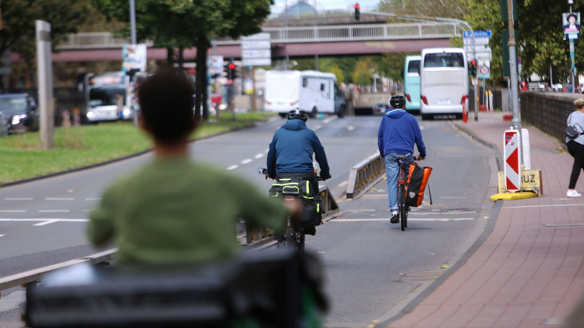 12.09.2025, Köln: Der Radweg zwischen Schokoladenmuseum und Rheinufertunnel. Er läuft über eine Spur der Rheinuferstraße (Am Leystapel) parallel zum Rheinufer und ist seit 2022 ein Provisorium. Foto: Arton Krasniqi