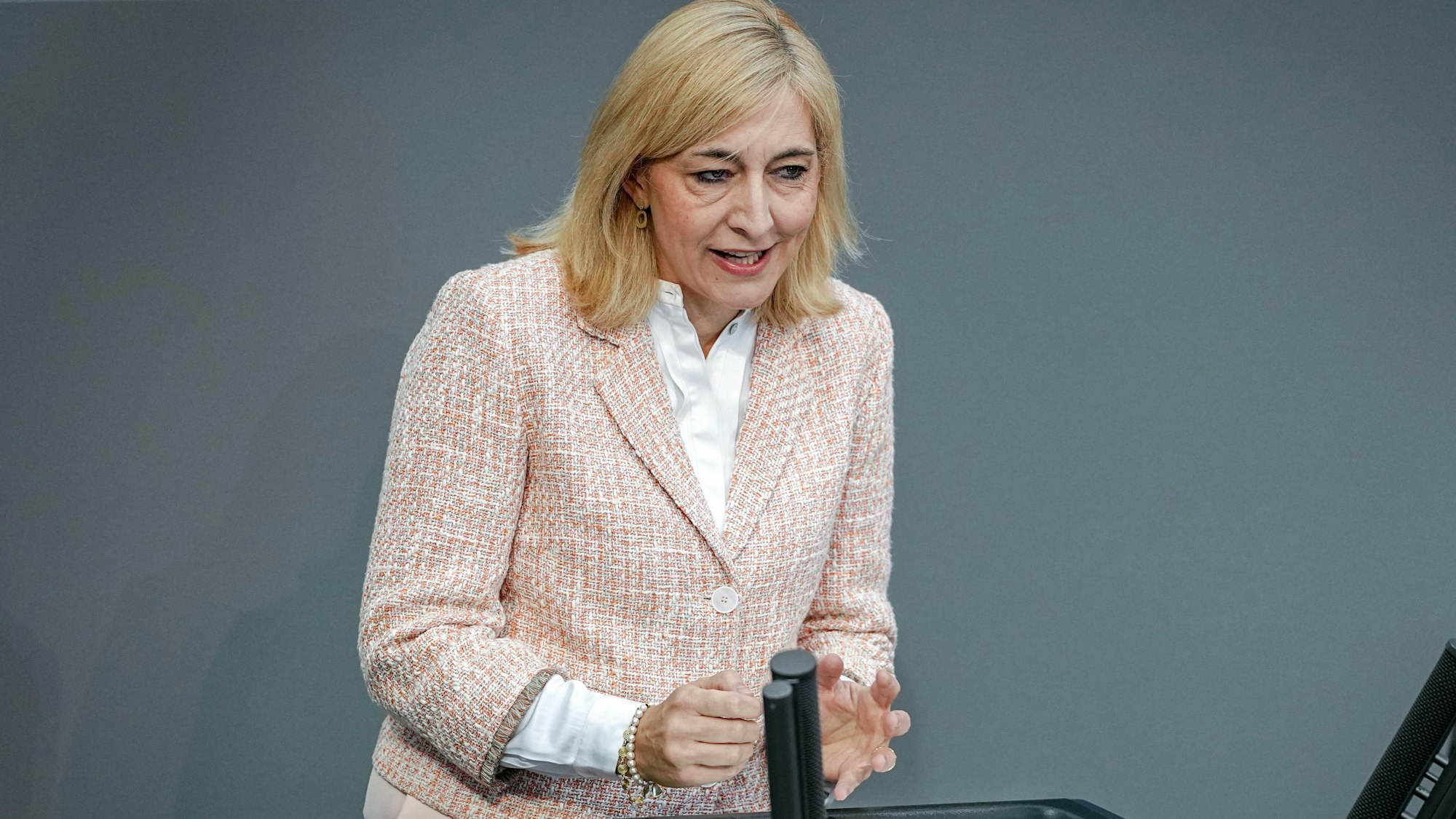 Nina Warken (CDU), Bundesministerin für Gesundheit, spricht bei einer Sitzung des Bundestags.