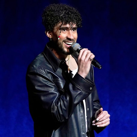 Bad Bunny mit Mikrofon.