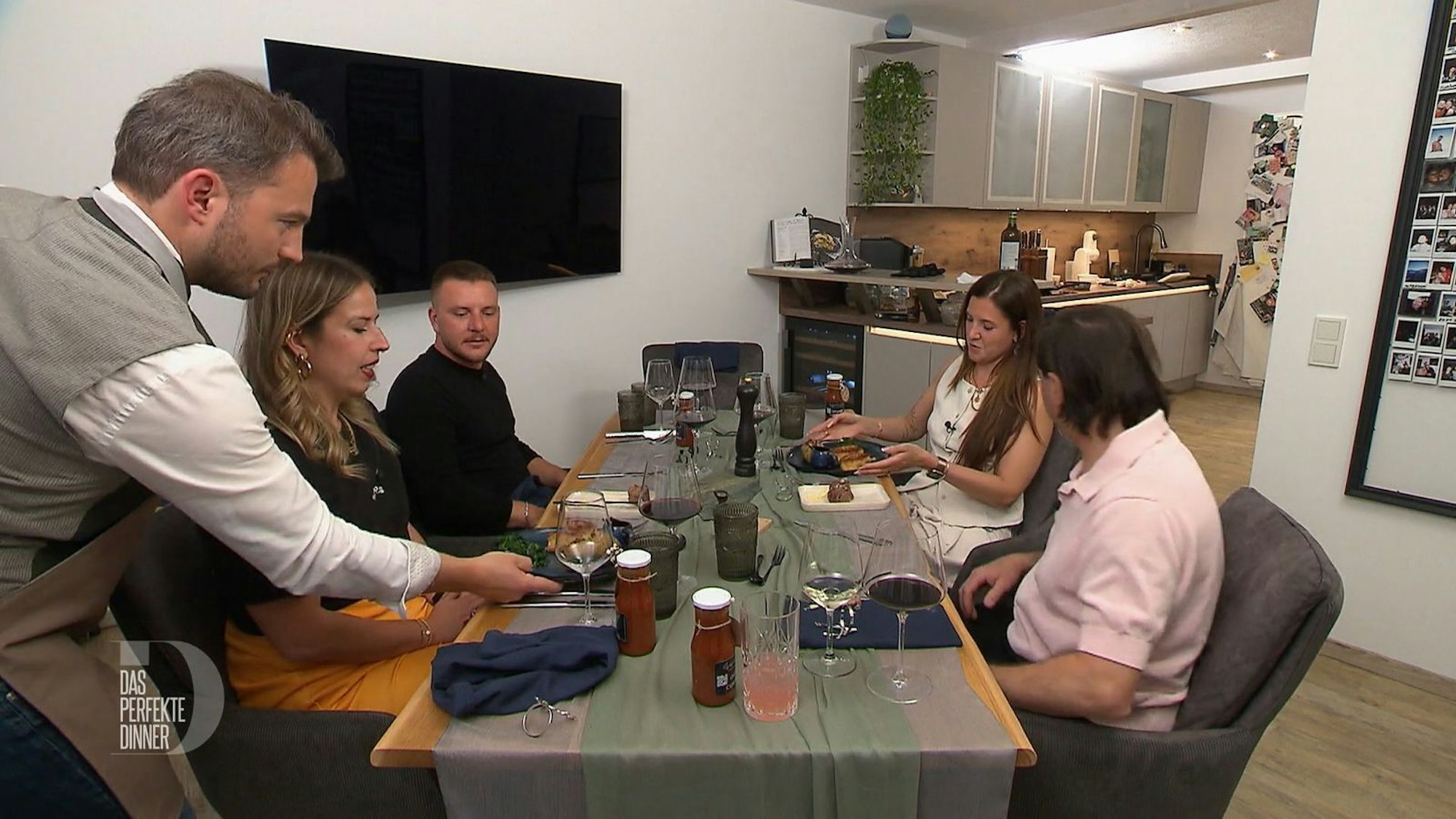 Perfekt rosa Kalbsschnitzel mit Kartoffeln und Spinat kommen heiß auf den Tisch.
(Bild: RTL)