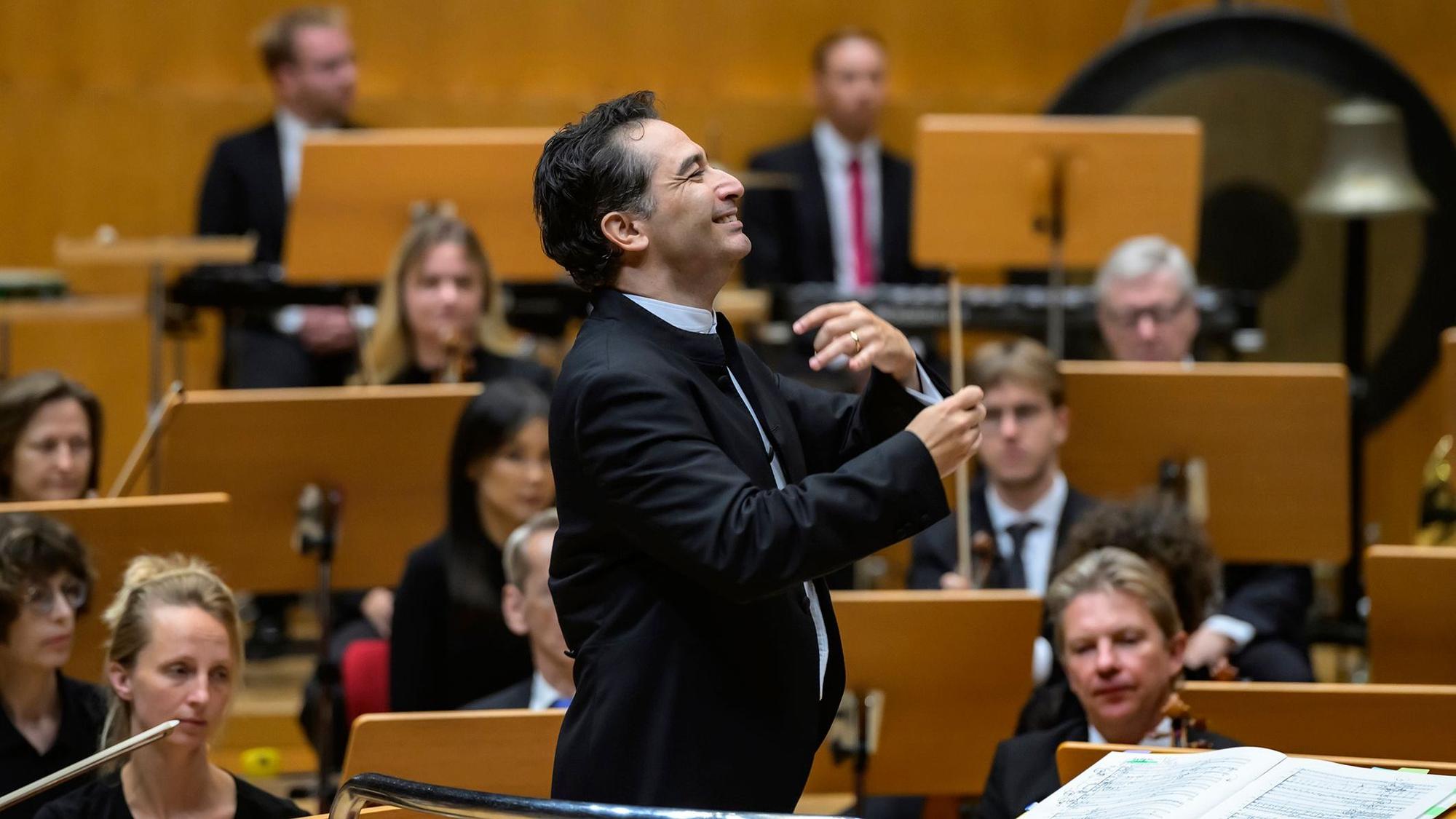 Andrés Orozco-Estrada beim „Carmina Burana“-Konzert in Köln