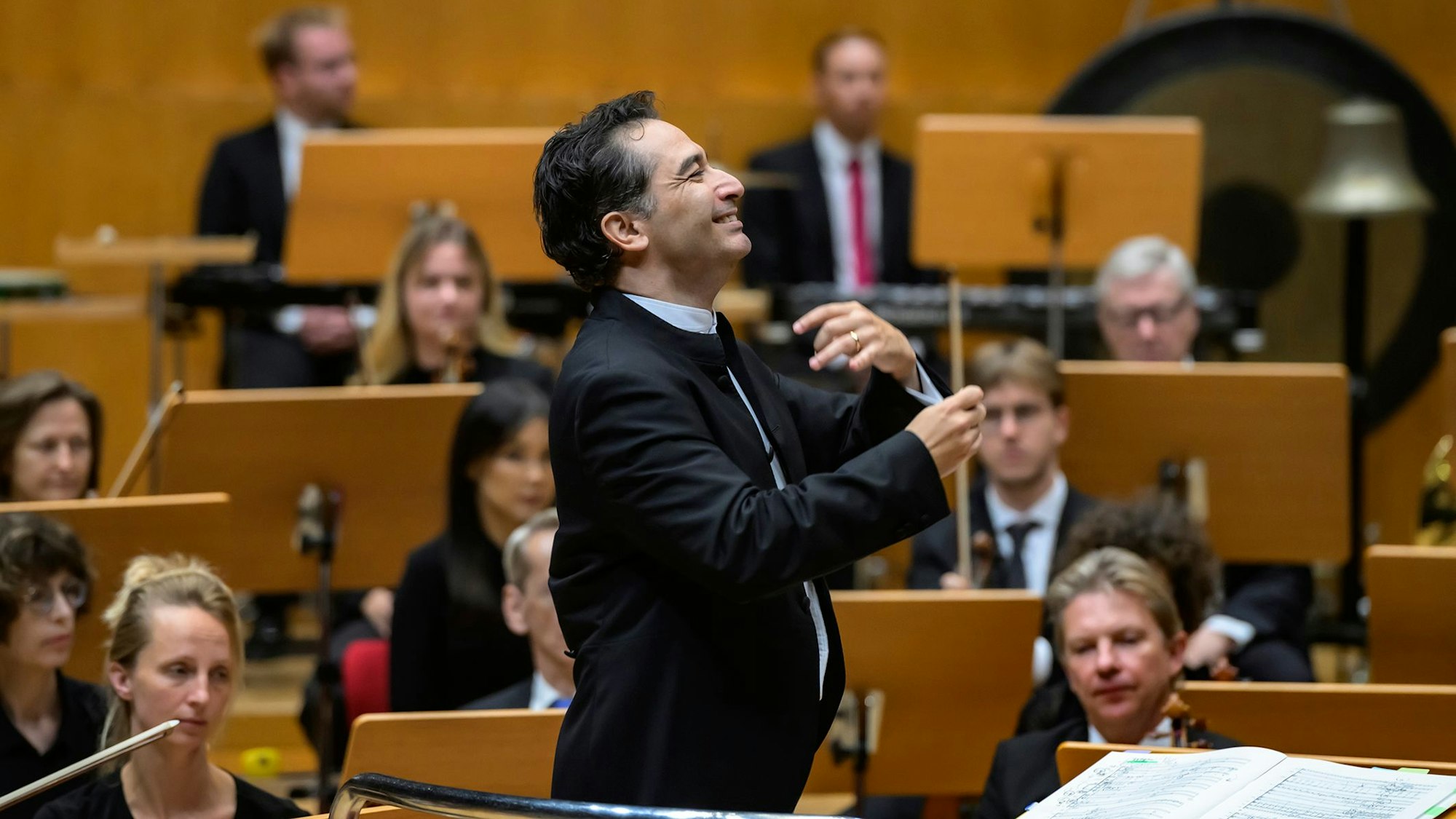 Andrés Orozco-Estrada beim „Carmina Burana“-Konzert in Köln