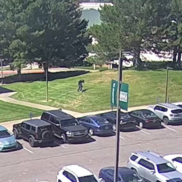 Dieser Screenshot aus einem Video, das vom Federal Bureau of Investigation (FBI) am 11. September 2025 veröffentlicht wurde, zeigt eine verdächtige Person, die unmittelbar nach der tödlichen Schießerei auf Charlie Kirk über den Rasen der Utah Valley University in Orem, Utah, rennt.