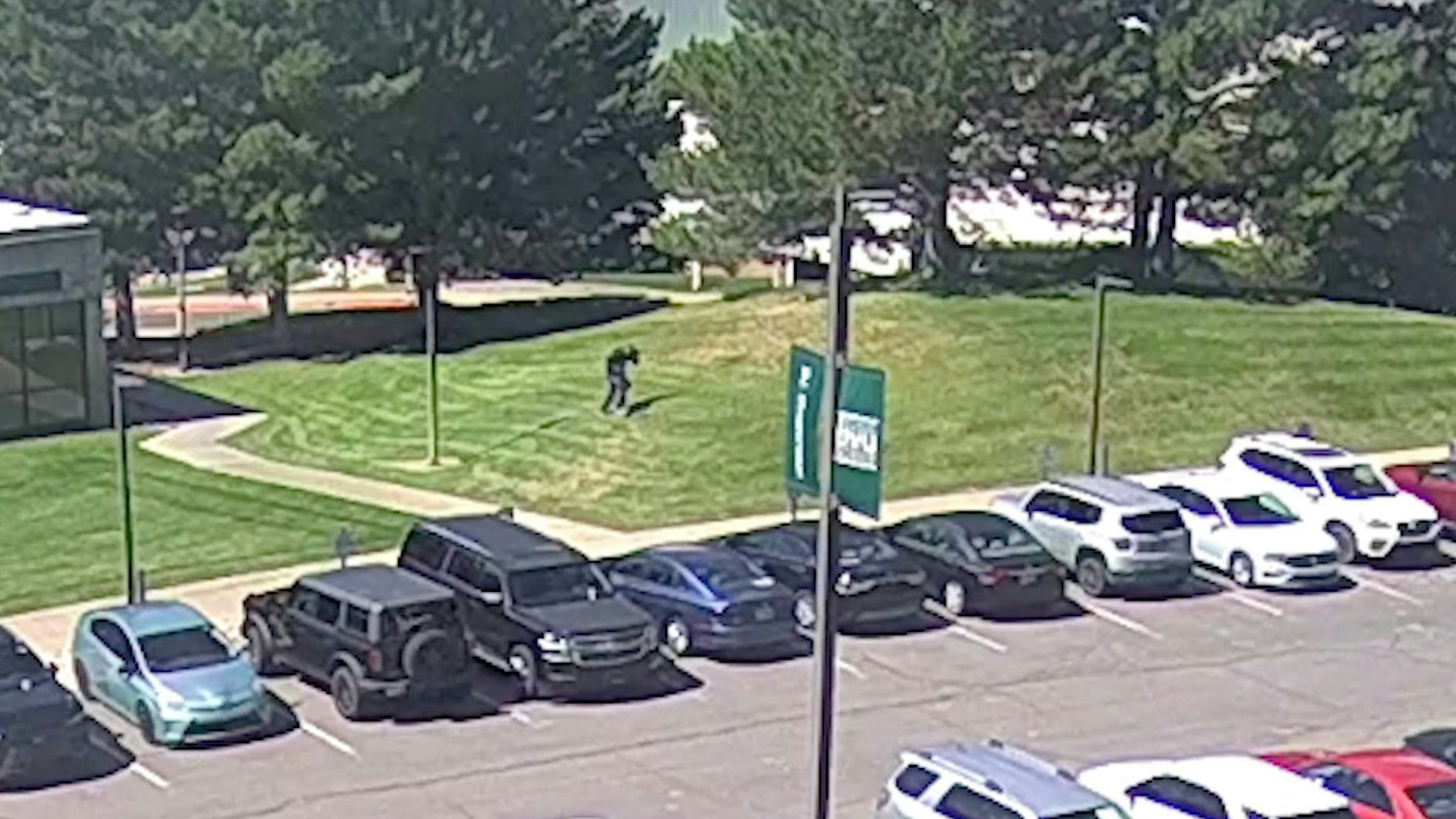Dieser Screenshot aus einem Video, das vom Federal Bureau of Investigation (FBI) am 11. September 2025 veröffentlicht wurde, zeigt eine verdächtige Person, die unmittelbar nach der tödlichen Schießerei auf Charlie Kirk über den Rasen der Utah Valley University in Orem, Utah, rennt.