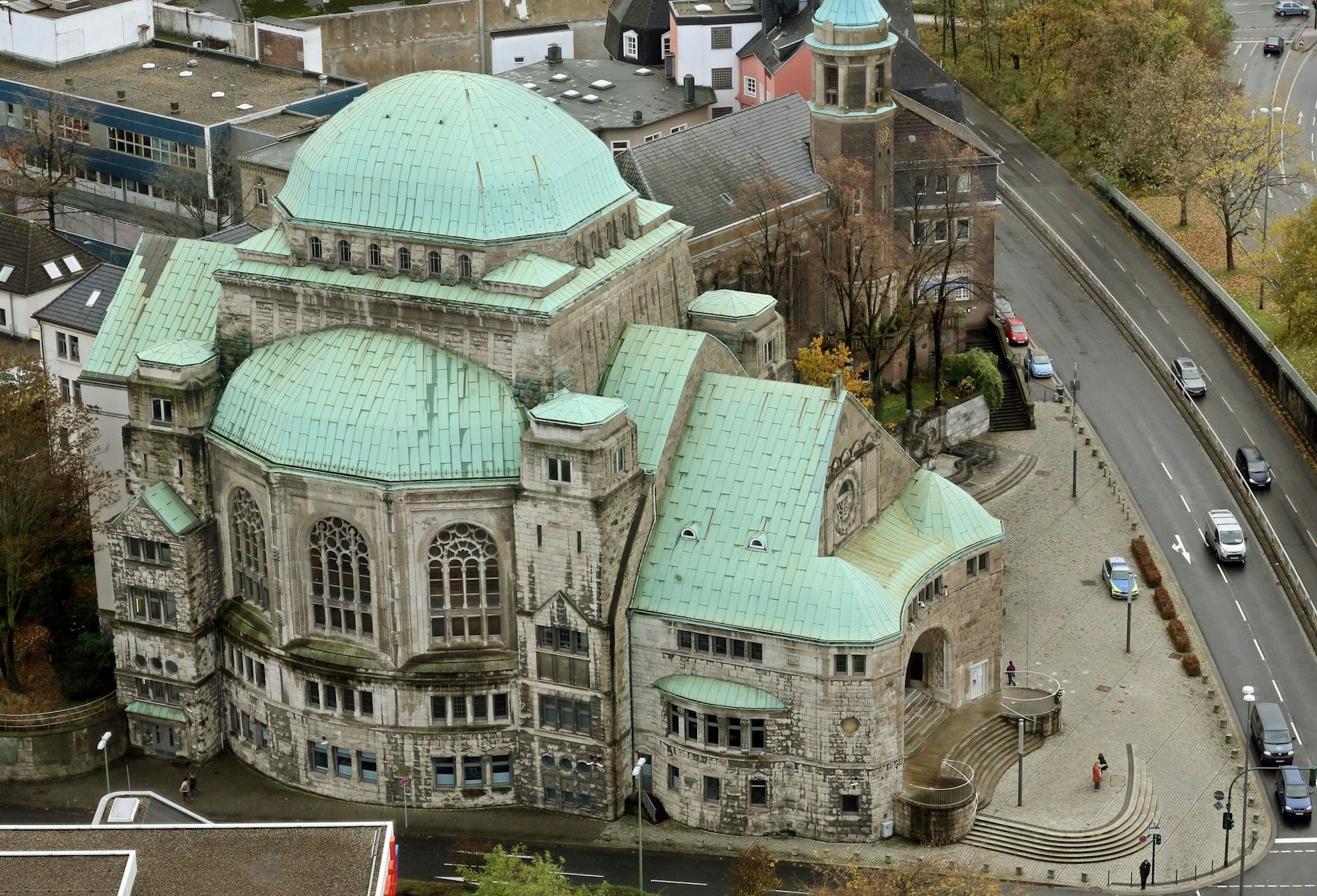 Die alte Synagoge in Essen: Zweimal soll der 17-Jährige in das Gebäude gegangen sein, um nach weiteren Opfern zu suchen. (Archivbild)