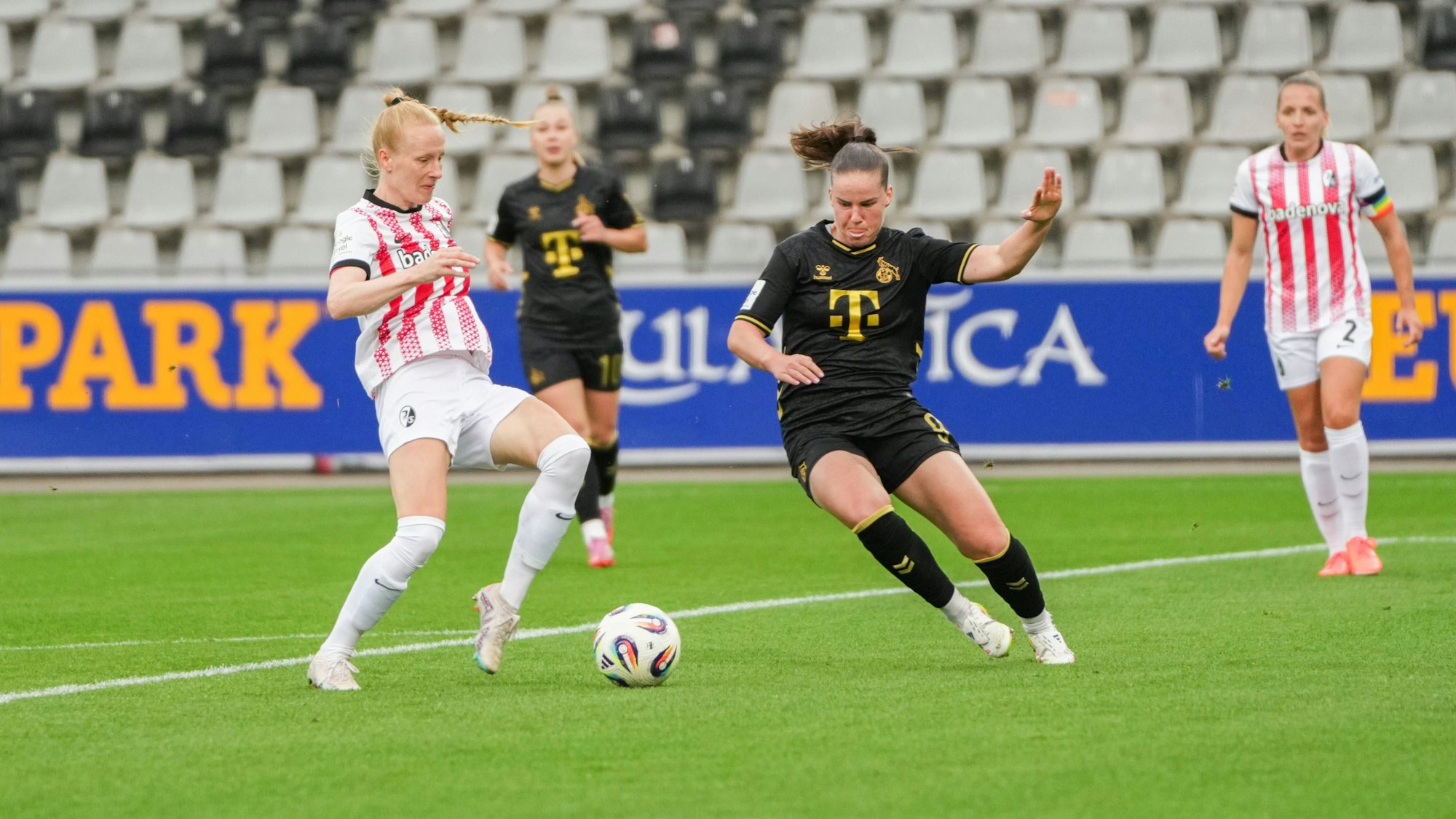 Meret Felde (l.) im Zweikampf mit Adriana Achciska vom 1. FC Köln.