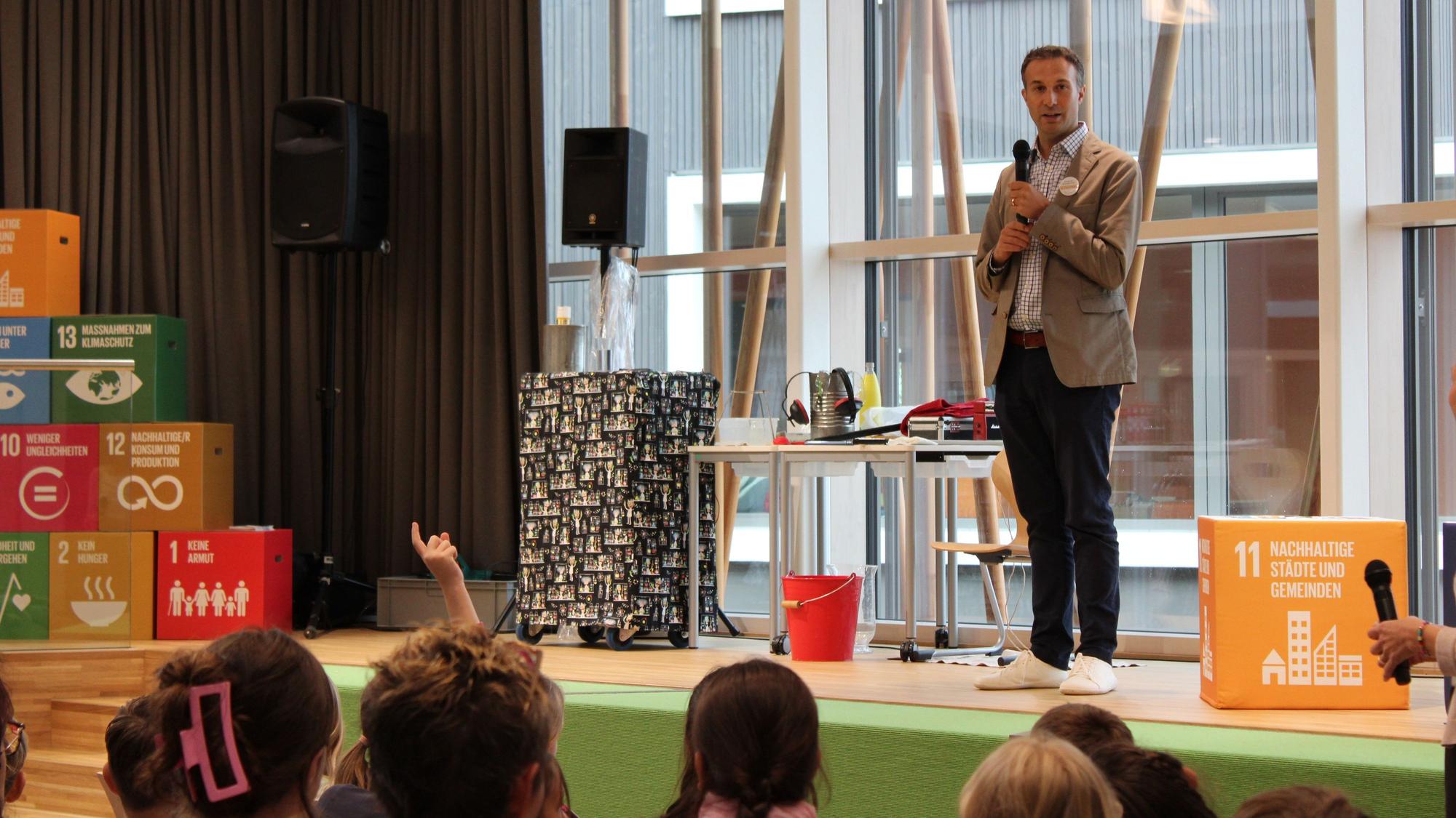 Thorsten Schmidt von der Energieagentur Rhein-Sieg testet das Wissen der Lohmarer Schülerinnen und Schüler zum Energiesparen.