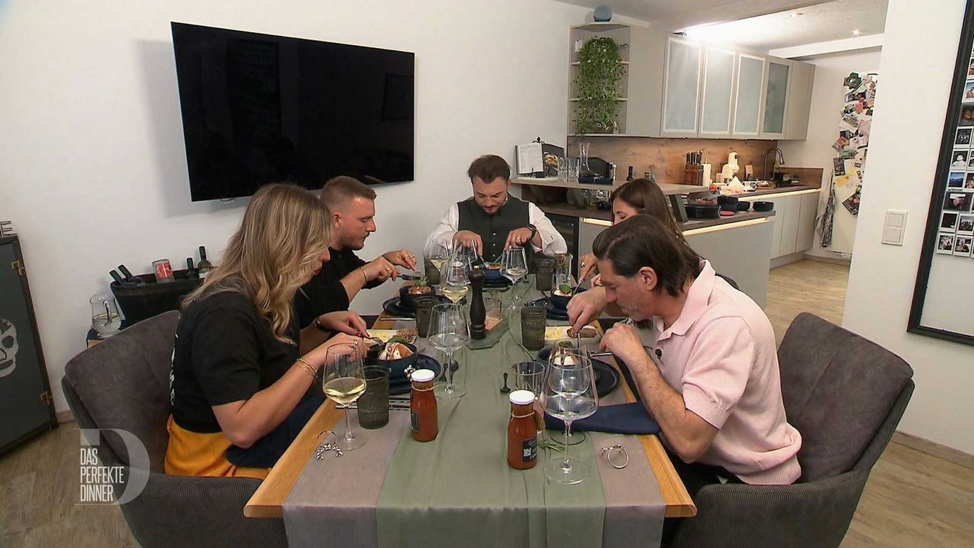 Die Vorspeise ist ein Päckchen aus Schinken, Tomaten und Burrata.
(Bild: RTL)