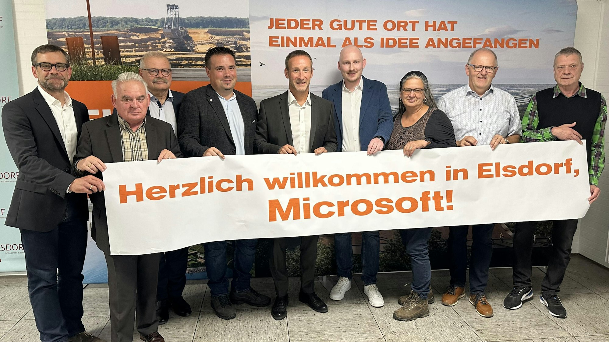 Bürgermeister Andreas Heller und Vertreter der Stadtratsfraktionen wie auch Verwaltung freuen sich über die Ansiedlung von Microsoft in Elsdorf.