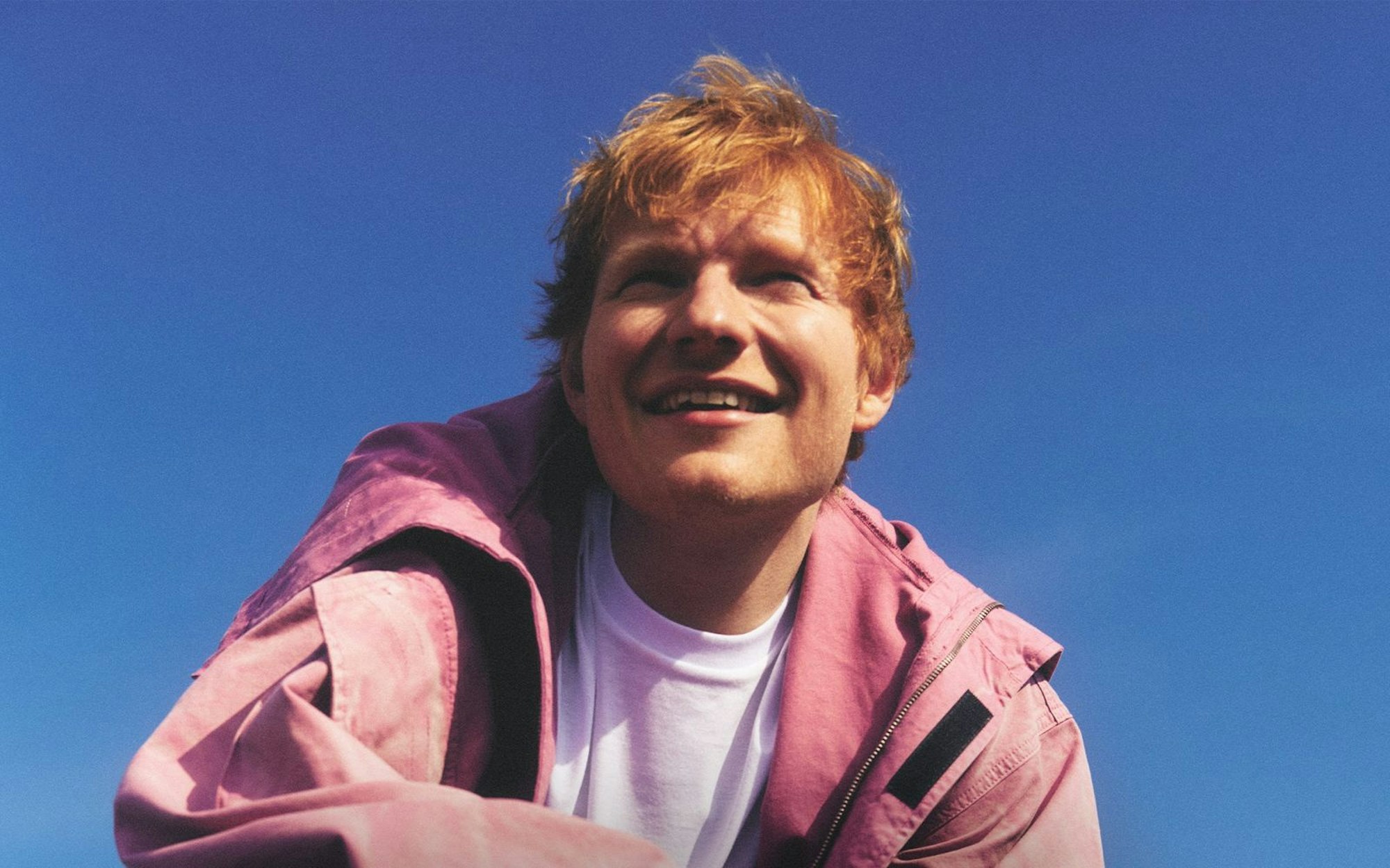 Ed Sheeran spielt wieder „Big Pop“: Mit „Play“ eröffnet der Brite einen neuen Album-Zyklus. (Bild: Gingerbread Man/Atlantic Records/Warner Music)