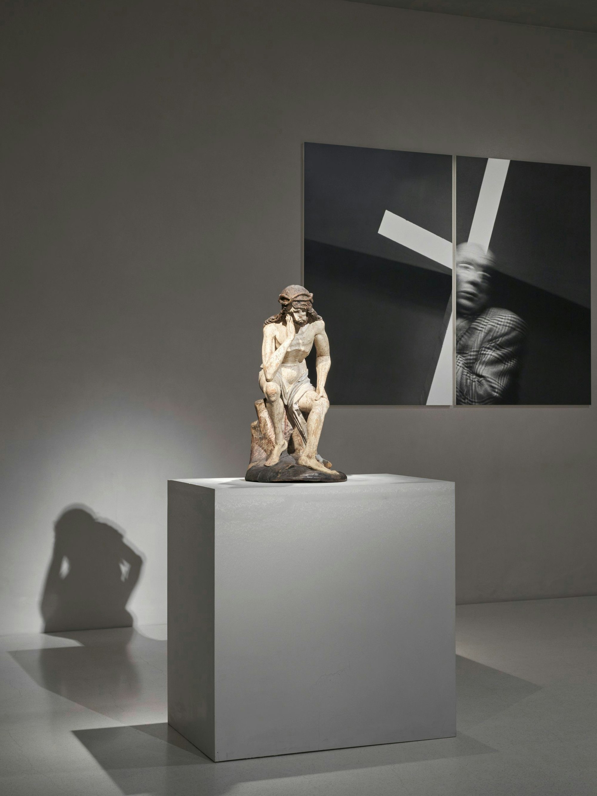 Ein „Christus in der Rast“ (um 1480) steht vor einer Aufnahme aus Anna & Bernhard Blumes „Transzendentaler Konstruktivismus“.