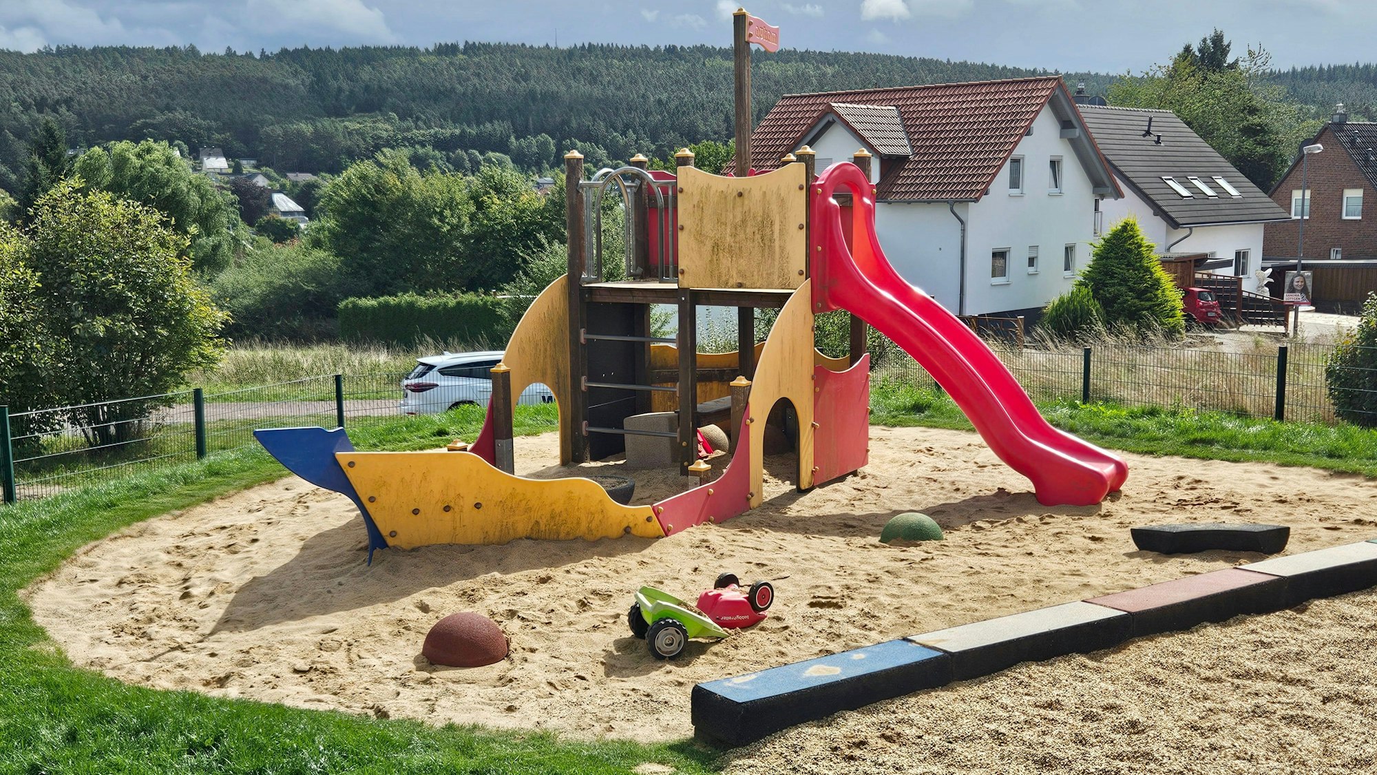 Ein Schiff mit Klettermöglichkeiten und Rutsche ist das markanteste Spielgerät auf dem Spielplatz am Bachweg in Kall.