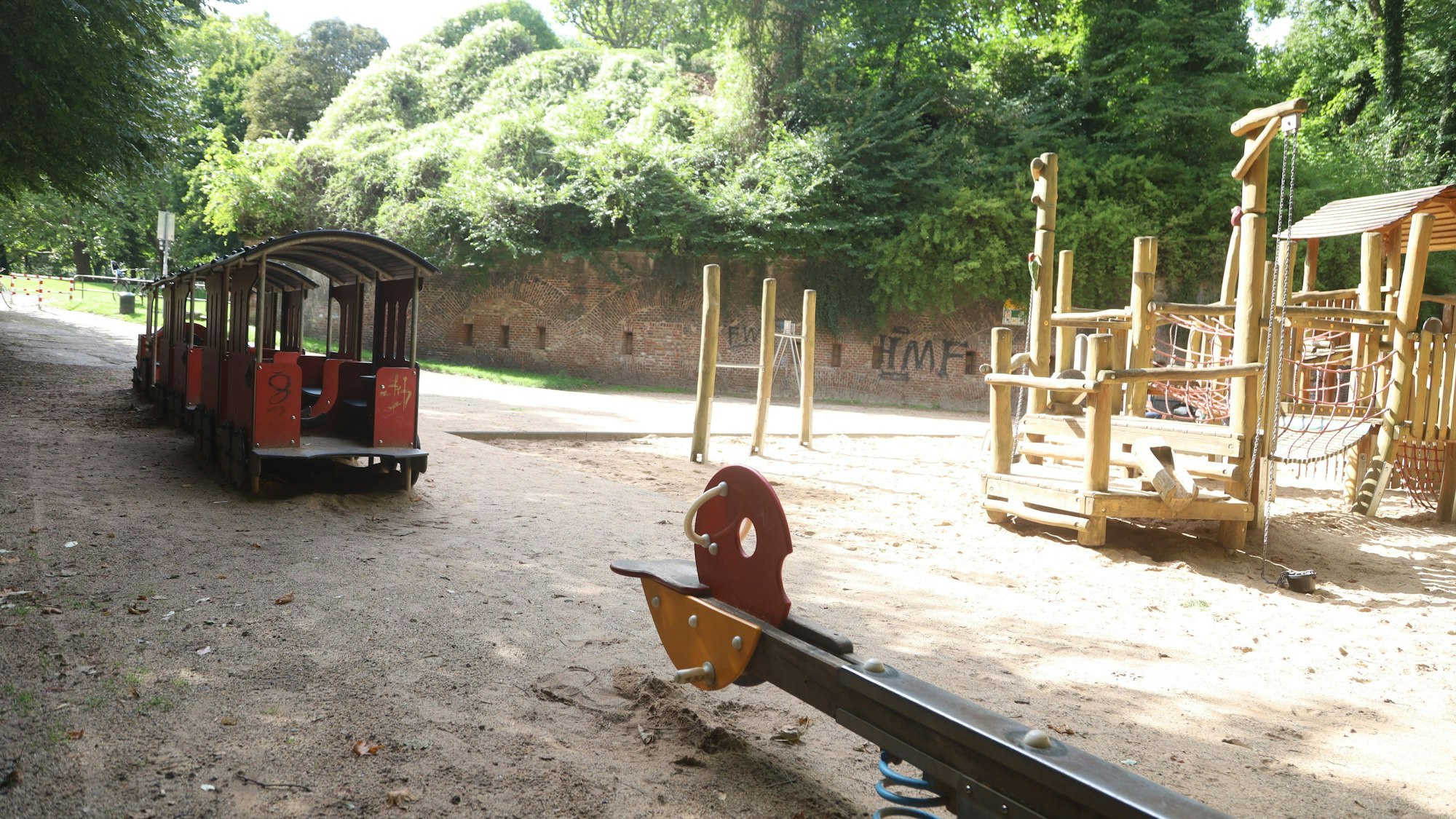 11.09.2025, Köln: Der Spielplatz am Fort X / Neusser Wall-Ost
(Lentstraße 8) ist aufgrund von Glasscherben gesperrt worden. Foto: Arton Krasniqi