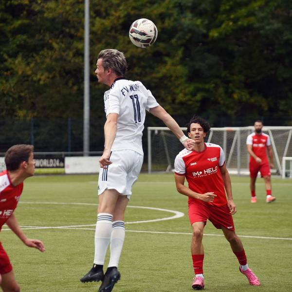 Ein Spieler des FV Wiehl setzt zum Kopfball an.