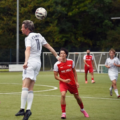 Ein Spieler des FV Wiehl setzt zum Kopfball an.