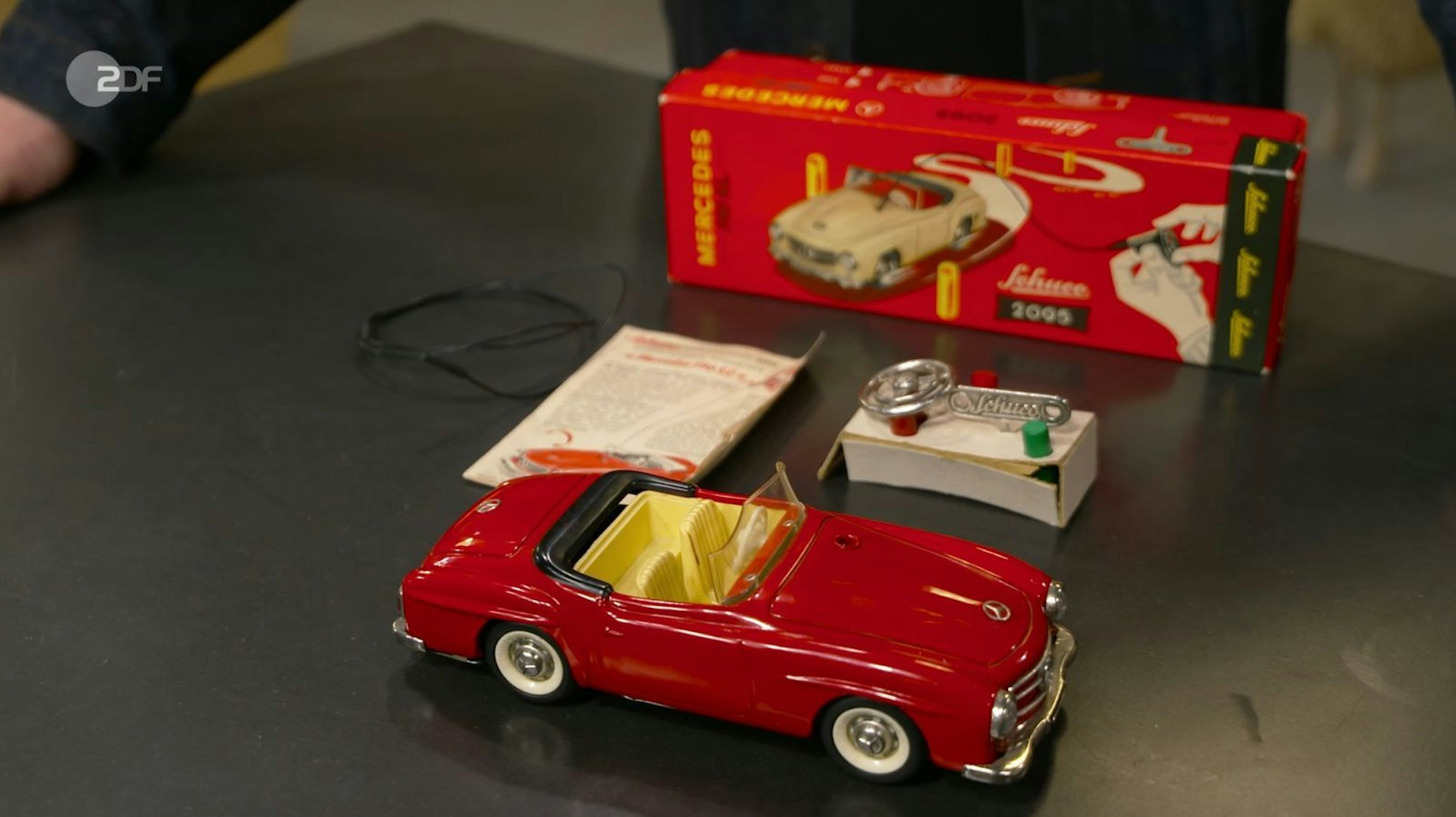 Das Fernlenkauto stammte von Schuco und wurde von der Nürnberger Firma 1956 auf den Markt gebracht und bis 1969 produziert. Besonders war der Zustand: „Nahezu perfekt“. Der Wunschpreis lag bei „50 Euro pro Rad, also 200 Euro“, Experte Deutschmanek bewertete das rote Cabrio zwischen 150 und 200 Euro. (Bild: ZDF)