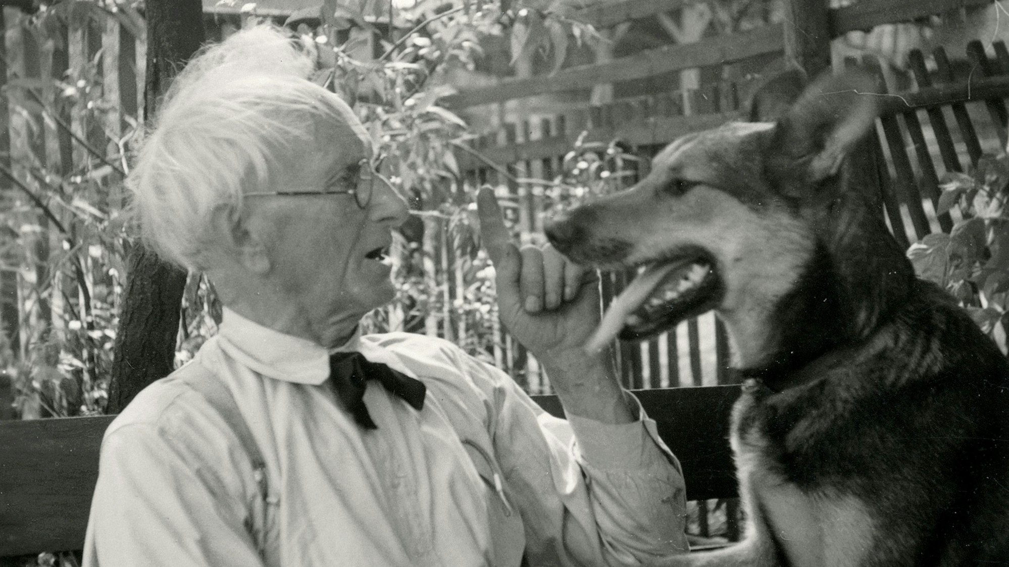 Der weltbekannte Fotograf August Sander ohne Kappe, wie er sich ansonsten kaum hat ablichten lassen.