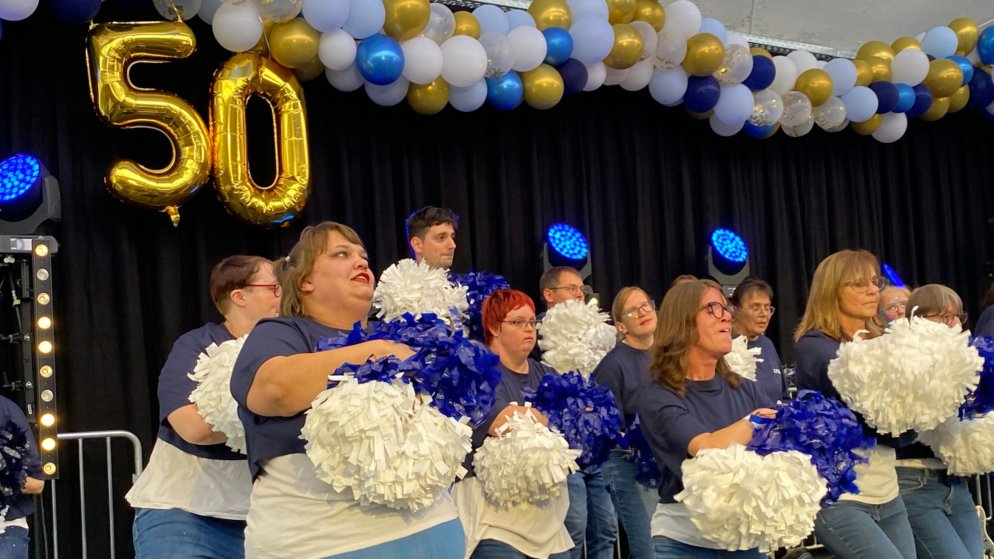 Das Bild zeigte eine Tanzgruppe mit Pompons auf einer Bühne.