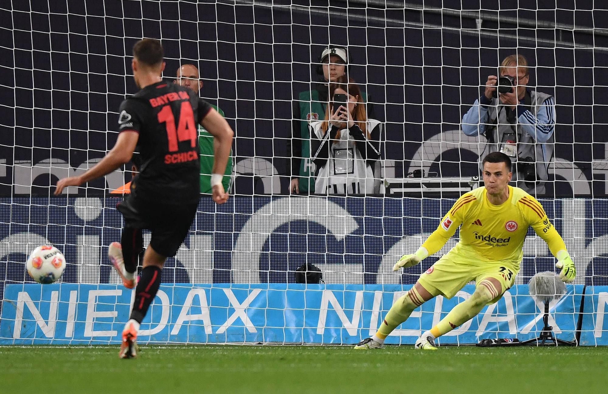 12.09.2025, xophax, Fussball 1.Bundesliga, Bayer 04 Leverkusen - Eintracht Frankfurt Patrick Schick , links Bayer 04 verwandelt Elfmeter zum 2 zu 0 . Rechts Torwart Michael Zetterer DFL/DFB REGULATIONS PROHIBIT ANY USE OF PHOTOGRAPHS as IMAGE SEQUENCES and/or QUASI-VIDEO Leverkusen *** 12 09 2025, xophax, Soccer 1 Bundesliga, Bayer 04 Leverkusen Eintracht Frankfurt Patrick Schick , left Bayer 04 converts penalty to 2 to 0 right Goalkeeper Michael Zetterer DFL DFB REGULATIONS PROHIBIT ANY USE OF PHOTOGRAPHS as IMAGE SEQUENCES and or QUASI VIDEO Leverkusen