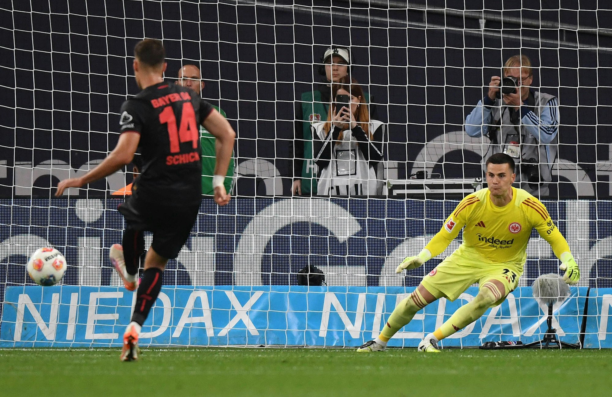 12.09.2025, xophax, Fussball 1.Bundesliga, Bayer 04 Leverkusen - Eintracht Frankfurt Patrick Schick , links Bayer 04 verwandelt Elfmeter zum 2 zu 0 . Rechts Torwart Michael Zetterer DFL/DFB REGULATIONS PROHIBIT ANY USE OF PHOTOGRAPHS as IMAGE SEQUENCES and/or QUASI-VIDEO Leverkusen *** 12 09 2025, xophax, Soccer 1 Bundesliga, Bayer 04 Leverkusen Eintracht Frankfurt Patrick Schick , left Bayer 04 converts penalty to 2 to 0 right Goalkeeper Michael Zetterer DFL DFB REGULATIONS PROHIBIT ANY USE OF PHOTOGRAPHS as IMAGE SEQUENCES and or QUASI VIDEO Leverkusen