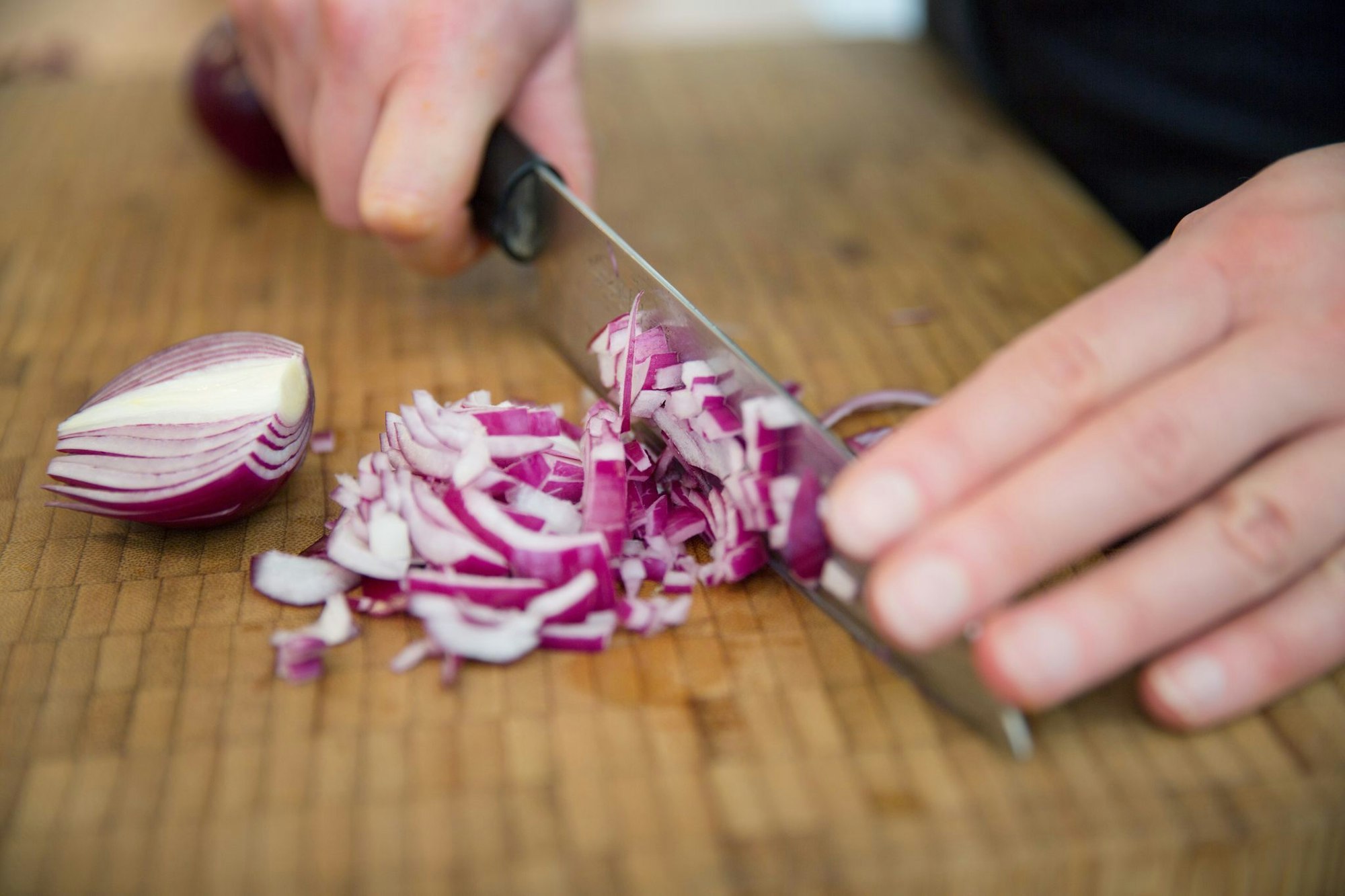 Tränen Ihnen beim Schneiden der Zwiebel die Augen? Dann ist vielleicht das Messer nicht scharf genug.