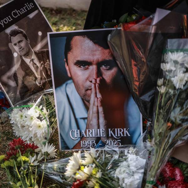 Eine Gedenkstätte für den rechtspopulistischen US-Influencer Charlie Kirk, der an der Utah Valley Universität erschossen wurde. (Archivbild)