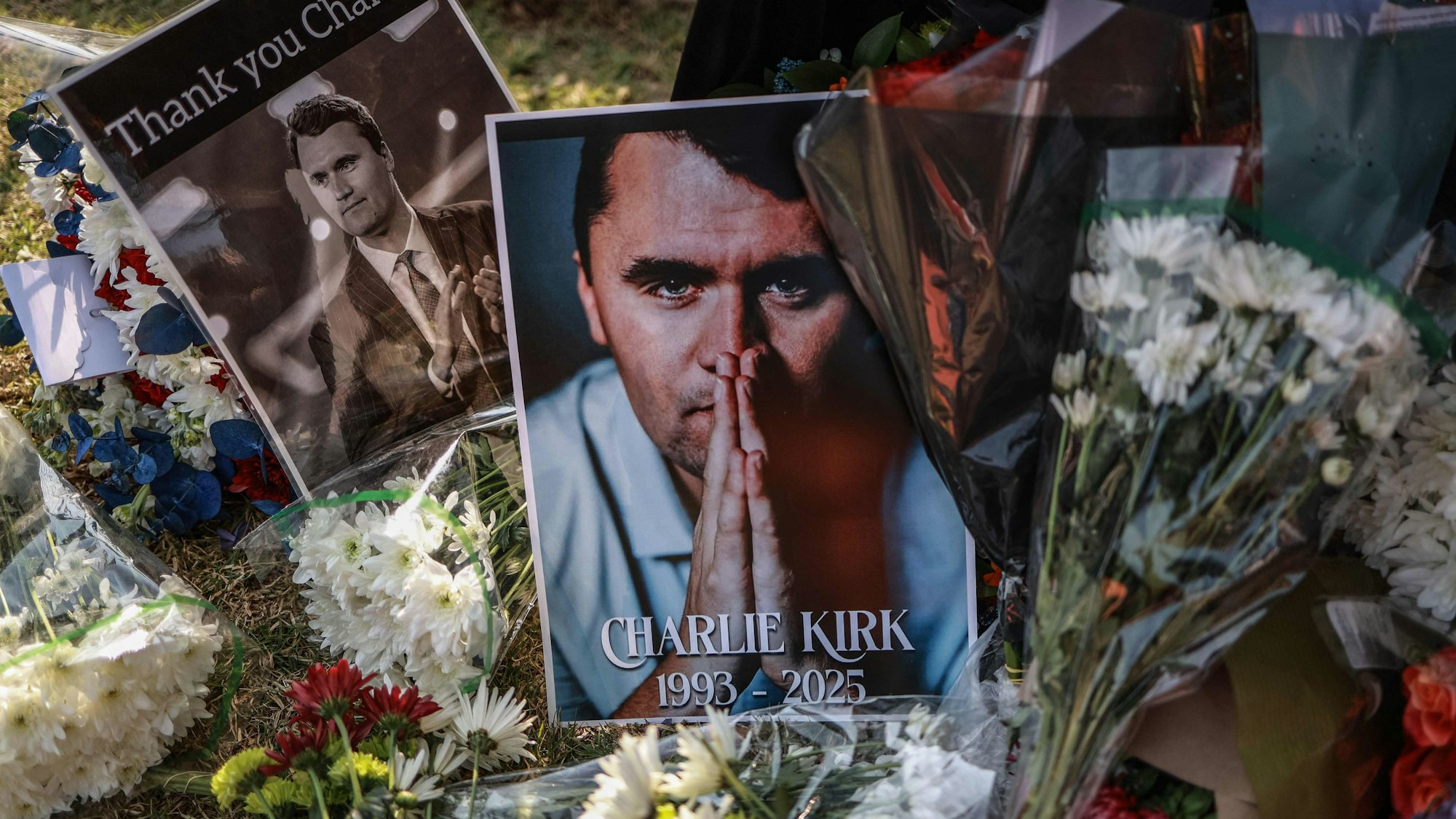 Eine Gedenkstätte für den rechtspopulistischen US-Influencer Charlie Kirk, der an der Utah Valley Universität erschossen wurde. (Archivbild)