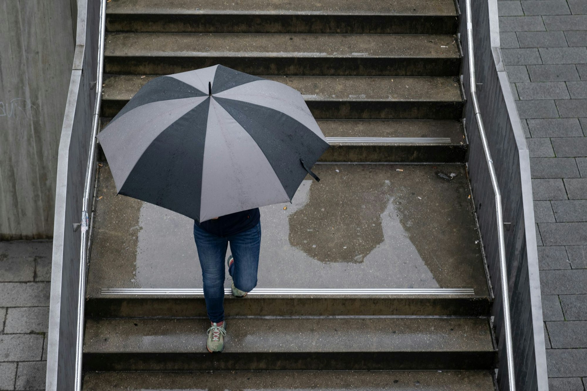 Einen Regenschirm sollte man in Nordrhein-Westfalen am Wochenende lieber dabei haben. (Symbolbild)