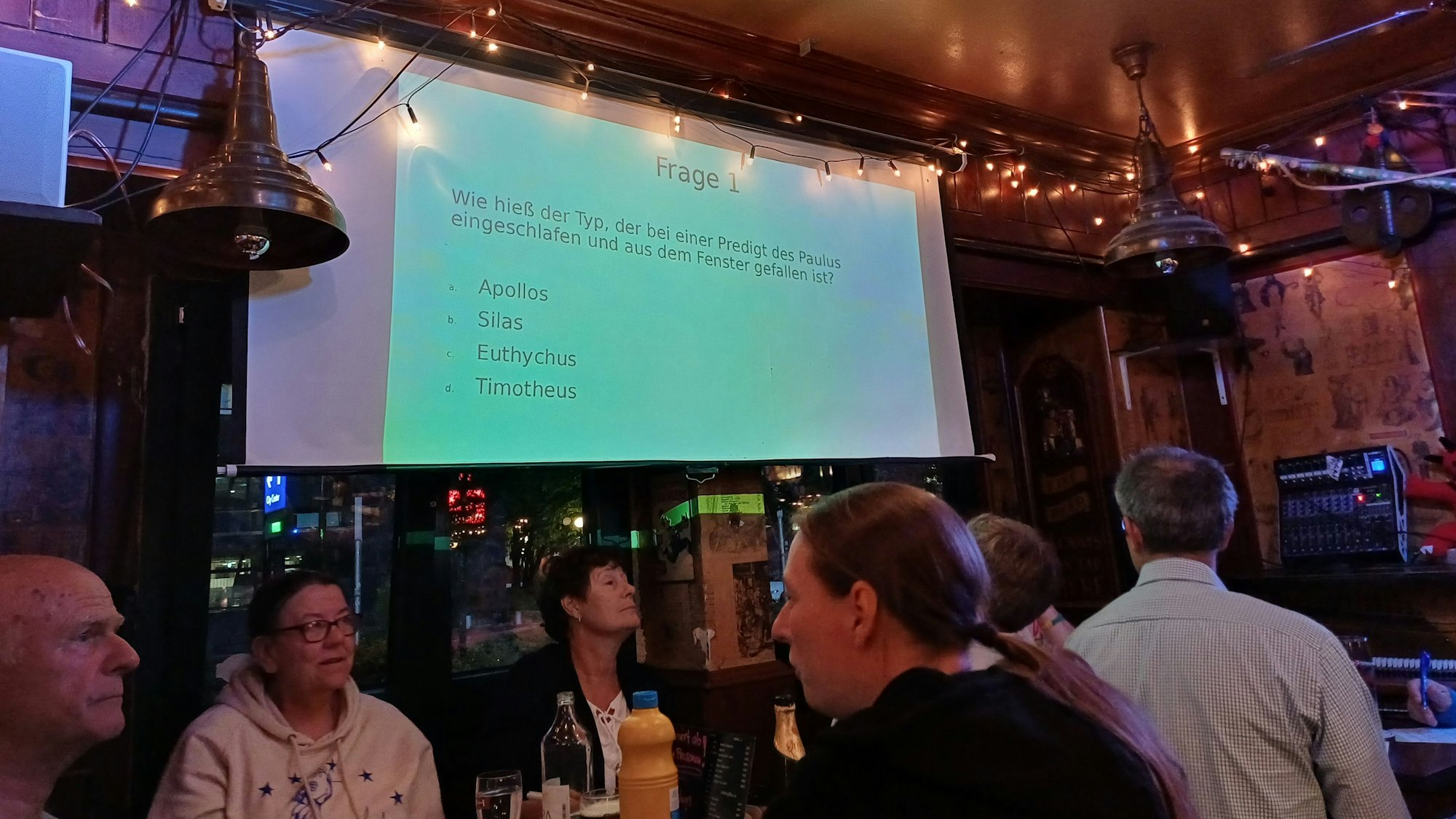 Am Donnerstagabend quizzte die evangelische Gemeinde gegen Einsamkeit.