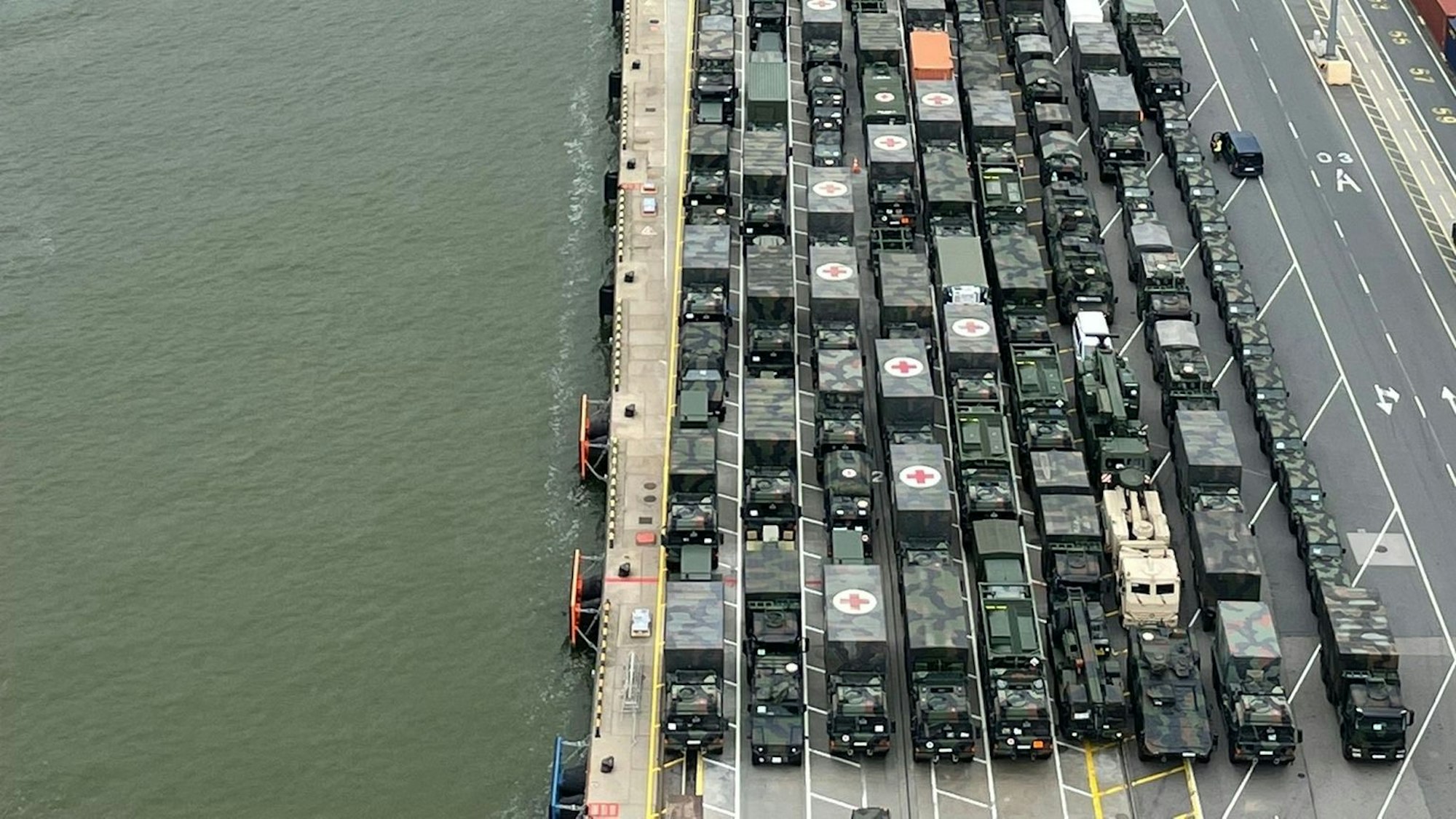 Militärfahrzeuge für eine Bundeswehrübung zum verstärkten Schutz des Bündnispartners an der Nato-Ostflanke stehen nach der Entladung im Hafen. (Archivbild)