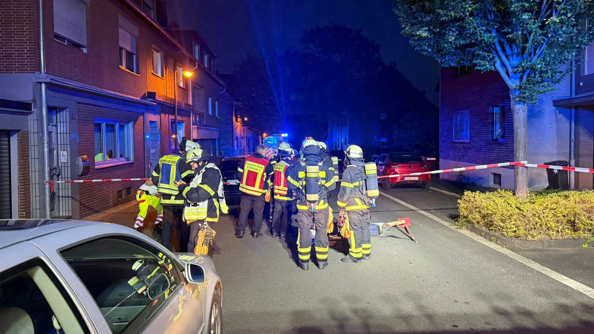 Feuerwehrleute sperrten die Breite Straße in Alt-Hürth ab.