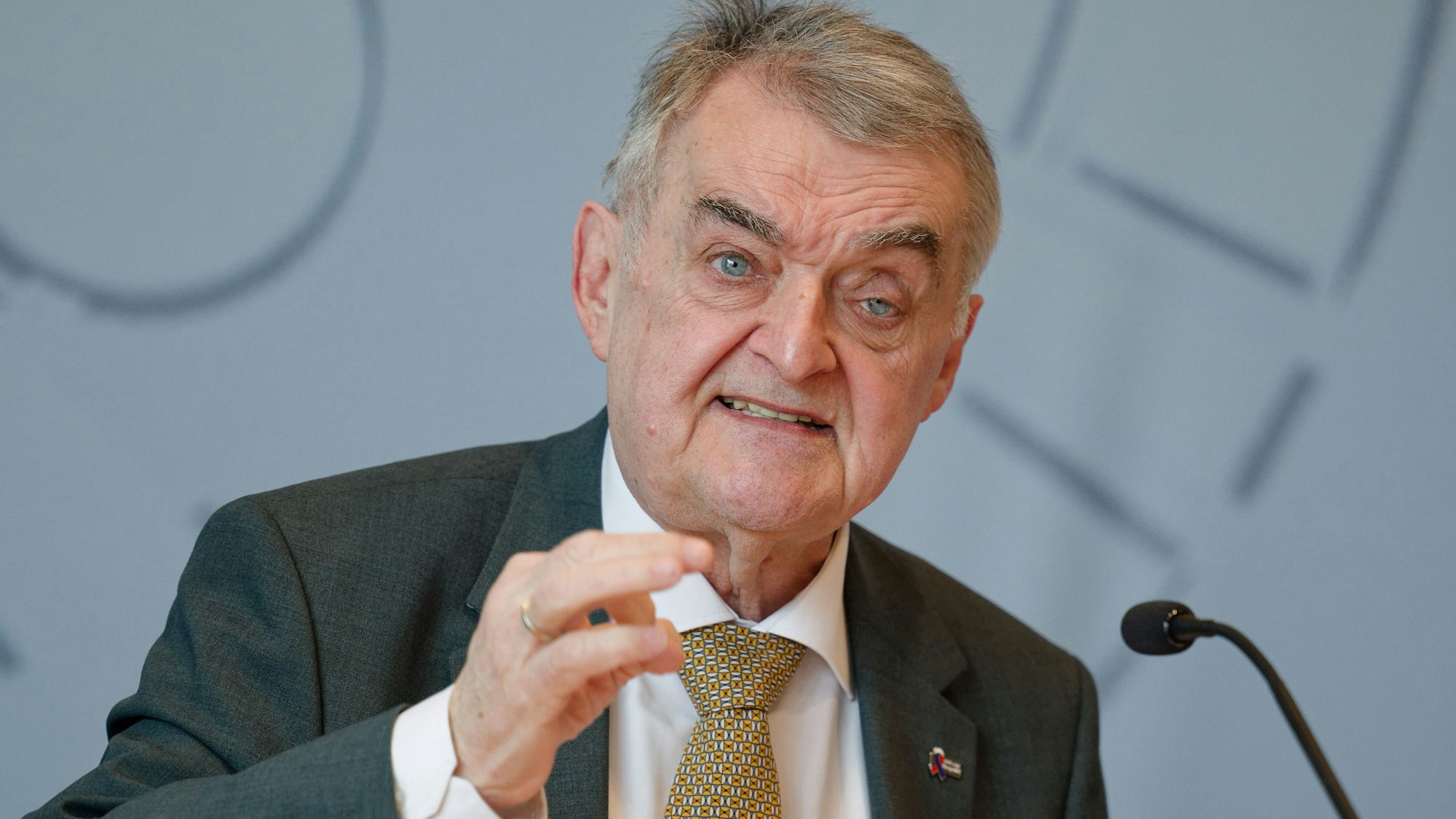 „Die Karten der Luftbildauswertung zeigen, dass das Erbe des Krieges vielerorts noch unsichtbar unter unseren Füßen schlummert“, sagte NRW-Innenminister Herbert Reul unserer Zeitung.