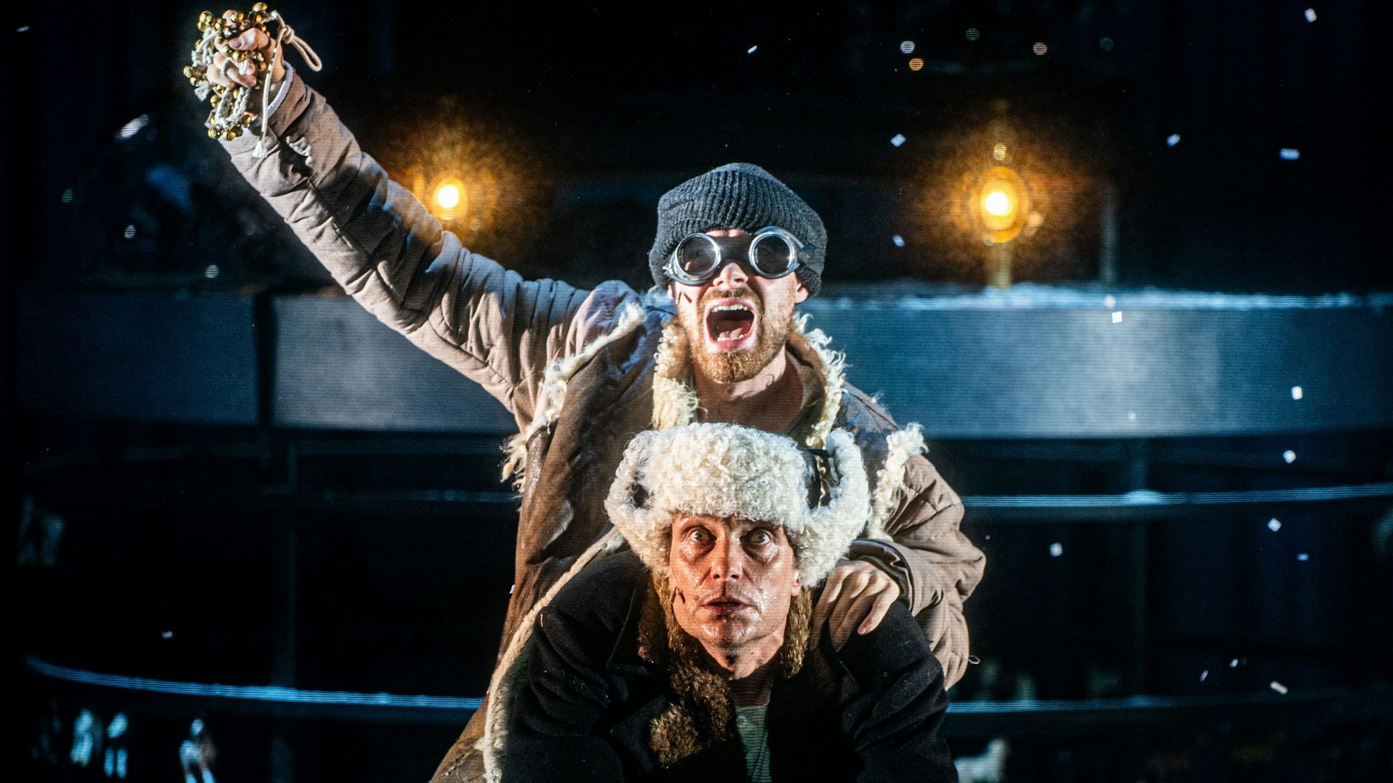 Der Schneesturm
nach Vladimir Sorokin — in einer Bühnenfassung von Kirill Serebrennikov
Regie: Kirill Serebrennikov
Regie, Bühne und Kostüm: Kirill Serebrennikov
Bühne und Kostüm: Vlad Ogay
Musik, Komposition: Alexander Manotskov
Musikalische Leitung: Daniil Orlov
Choreografie: Evgeny Kulagin, Ivan Estegneev
Videodesign: Ilya Shagalov
Lichtdesign: Sergej Kuchar
Sounddesign und Ton: Viacheslav Kasianov
Künstlerische Produktionsleitung: Alina Aleshchenko
Dramaturgie: Birgit Lengers, Anna Shalashova
Mitarbeit Bühne und Kostüme: Elizaweta Veprinskaya