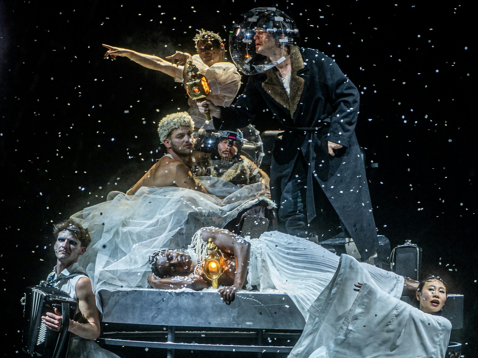 Der Schneesturm
nach Vladimir Sorokin — in einer Bühnenfassung von Kirill Serebrennikov
Regie: Kirill Serebrennikov
Regie, Bühne und Kostüm: Kirill Serebrennikov
Bühne und Kostüm: Vlad Ogay
Musik, Komposition: Alexander Manotskov
Musikalische Leitung: Daniil Orlov
Choreografie: Evgeny Kulagin, Ivan Estegneev
Videodesign: Ilya Shagalov
Lichtdesign: Sergej Kuchar
Sounddesign und Ton: Viacheslav Kasianov
Künstlerische Produktionsleitung: Alina Aleshchenko
Dramaturgie: Birgit Lengers, Anna Shalashova
Mitarbeit Bühne und Kostüme: Elizaweta Veprinskaya