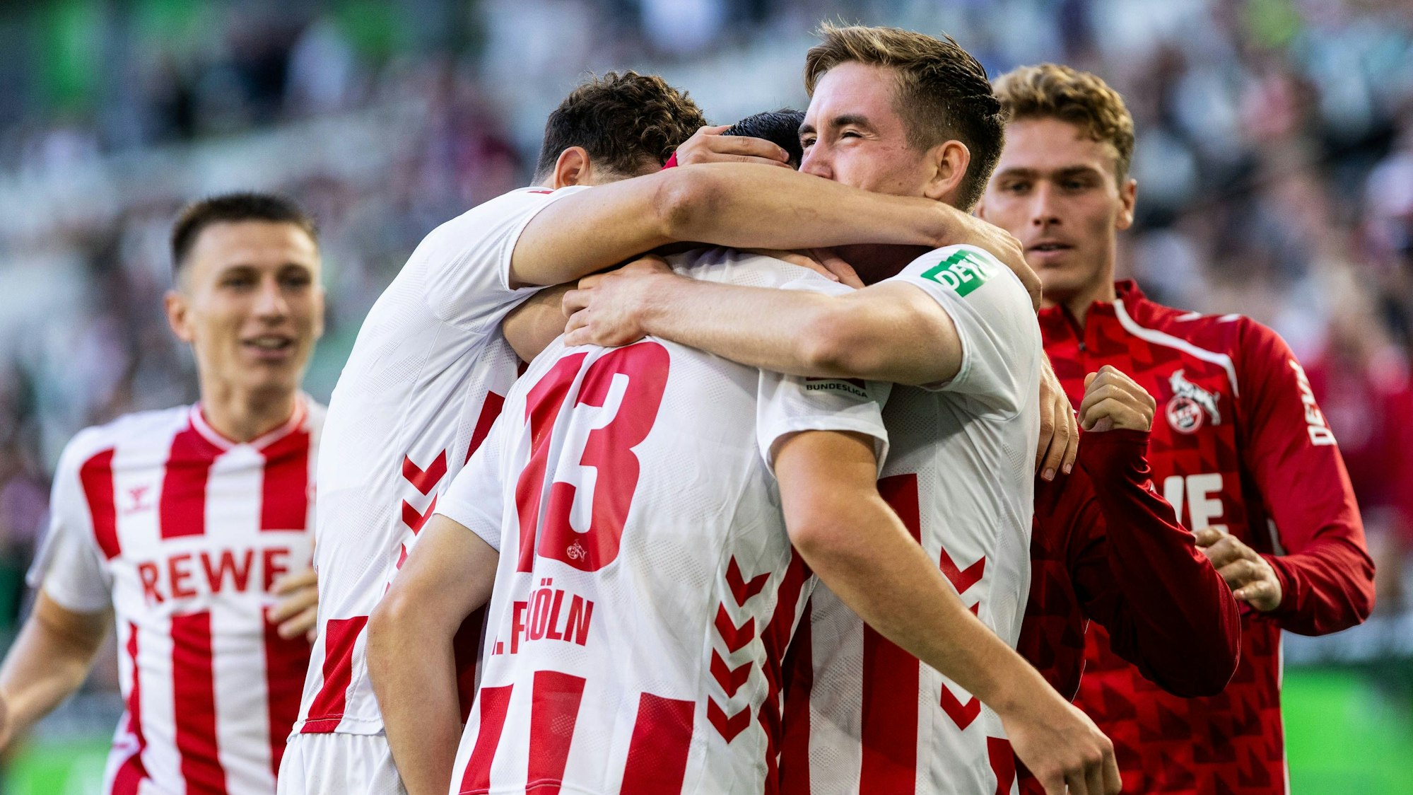 Die FC-Profis feiern einen Punktgewinn beim VfL Wolfsburg.