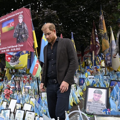 Prinz Harry besuchte im September 2025 die Gedenkstätte für die Gefallenen des Krieges gegen Russland auf dem Unabhängigkeitsplatz in Kiew.