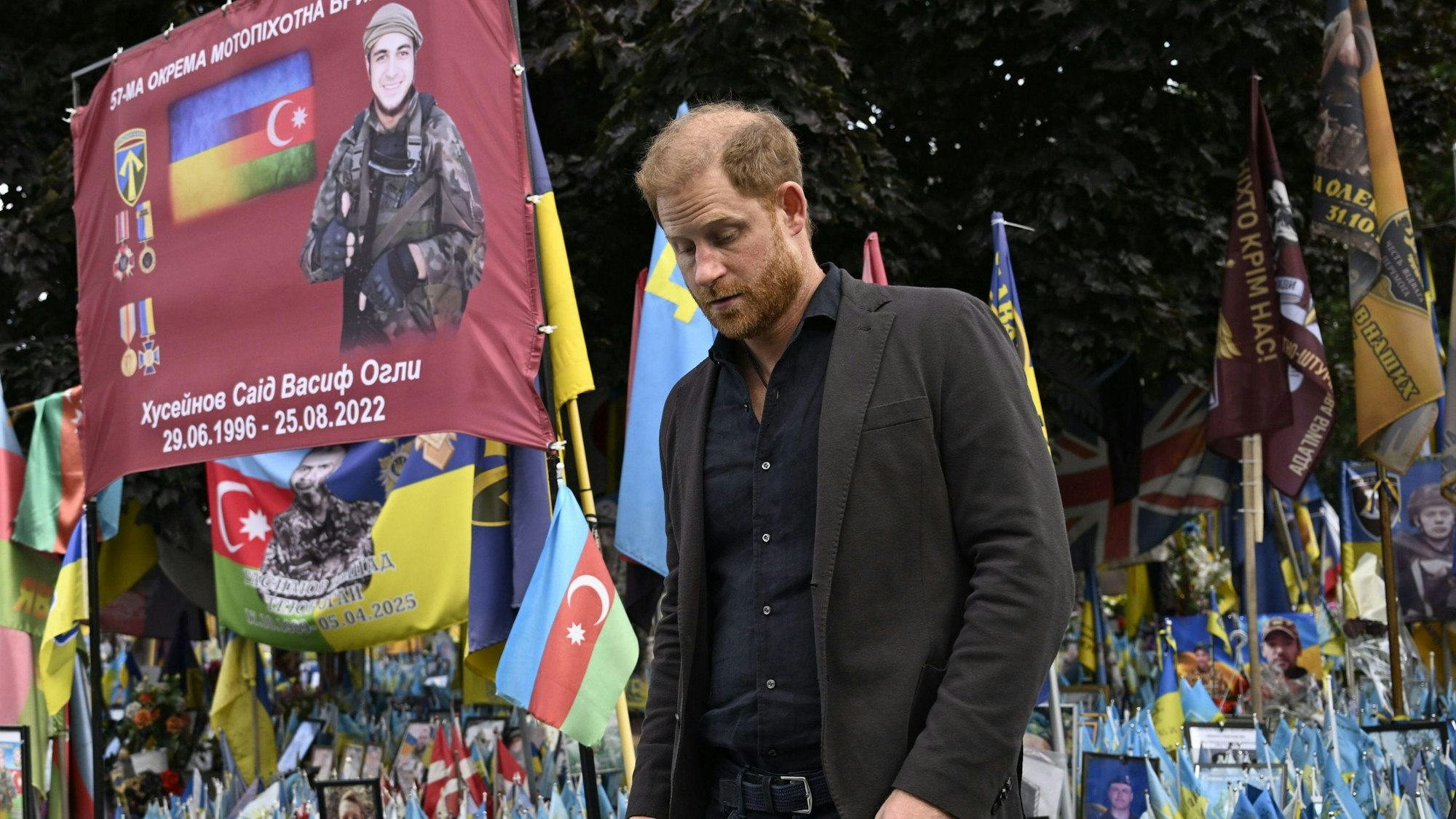Prinz Harry besuchte im September 2025 die Gedenkstätte für die Gefallenen des Krieges gegen Russland auf dem Unabhängigkeitsplatz in Kiew.
