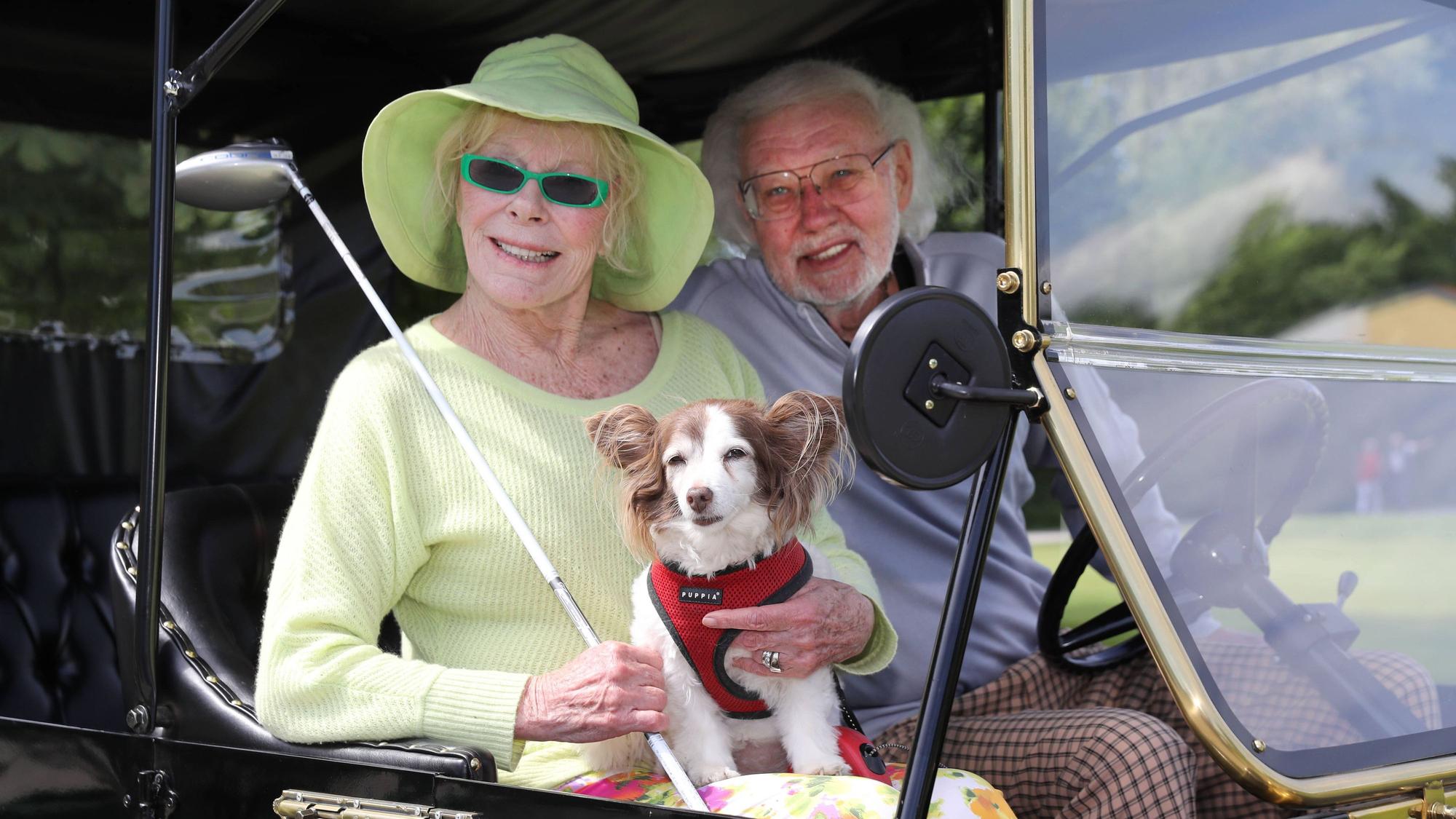 Elke Sommer mit Hund Smiley und Ehemann Wolf.