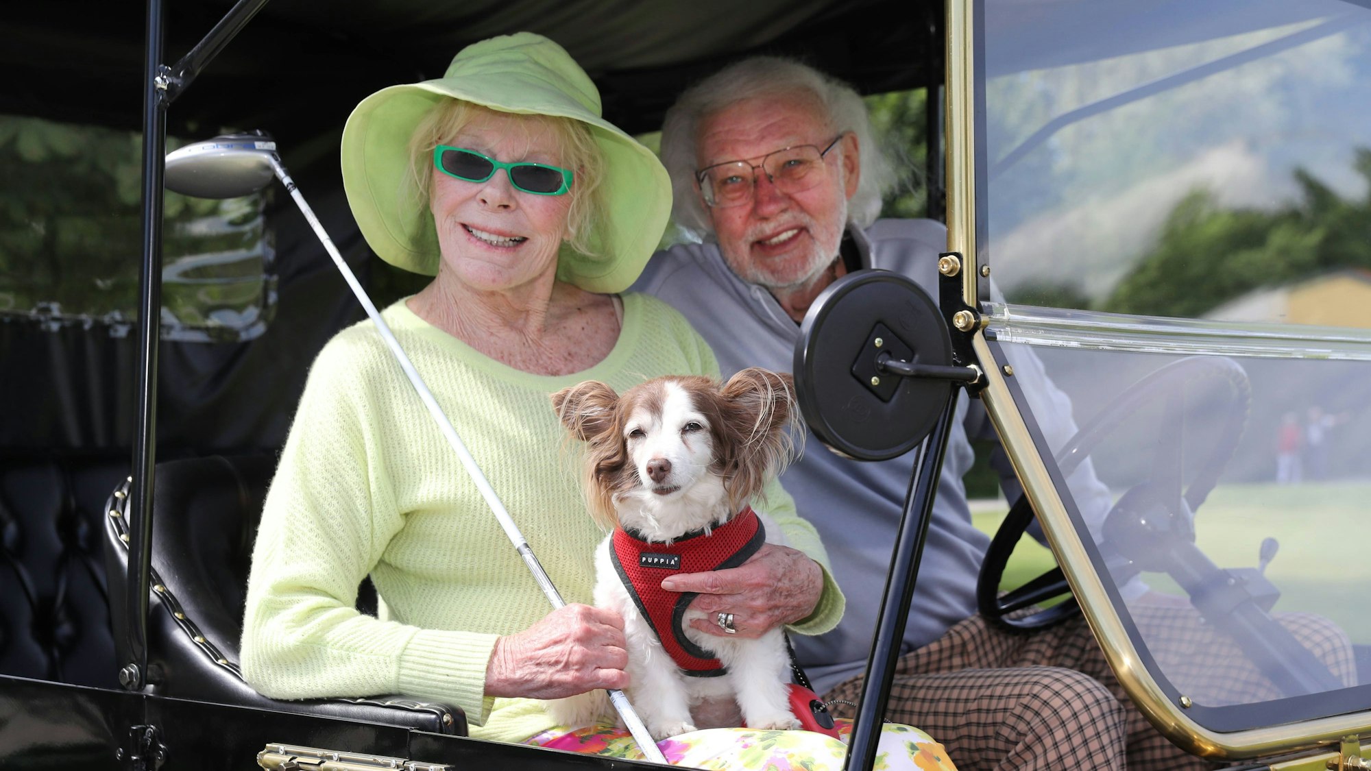 Elke Sommer mit Hund Smiley und Ehemann Wolf.
