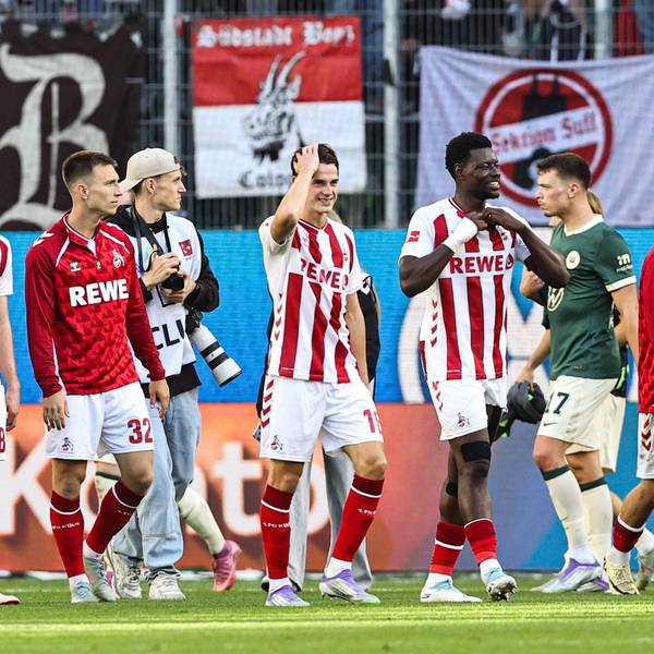 Glückliche Kölner Gesichter nach dem späten 3:3 in Wolfsburg.