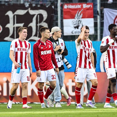 Glückliche Kölner Gesichter nach dem späten 3:3 in Wolfsburg.