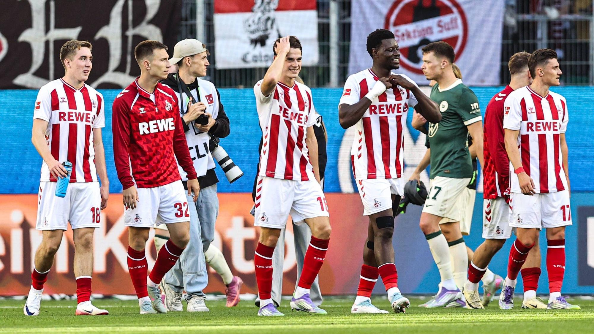 Glückliche Kölner Gesichter nach dem späten 3:3 in Wolfsburg.
