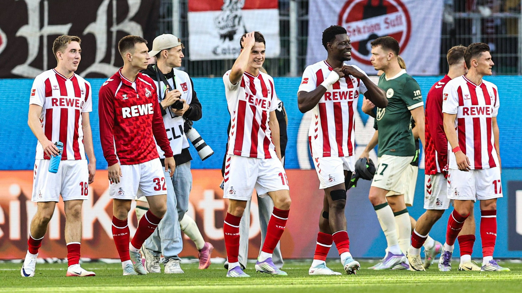 Glückliche Kölner Gesichter nach dem späten 3:3 in Wolfsburg.