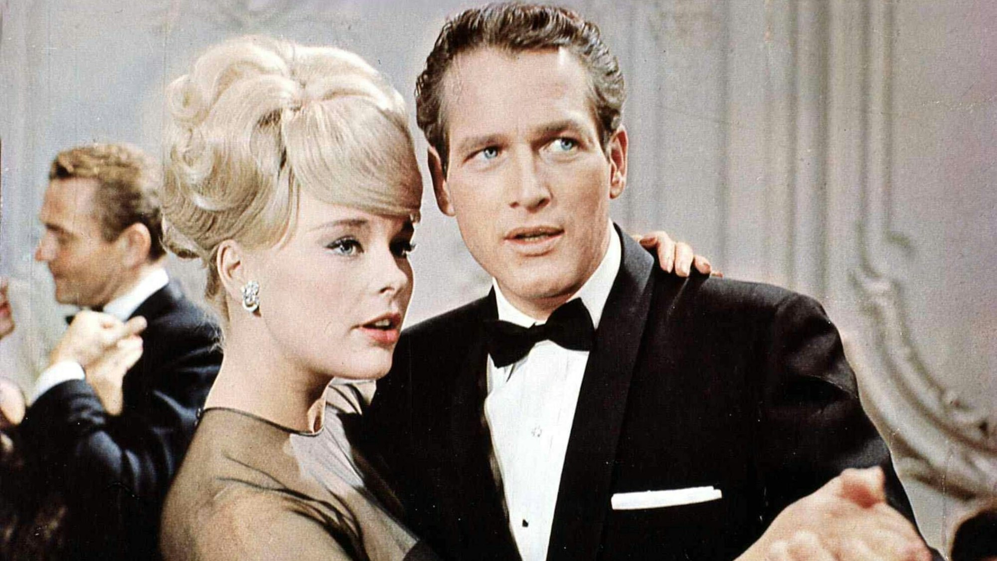 Elke Sommer tanzt mit Paul Newman.