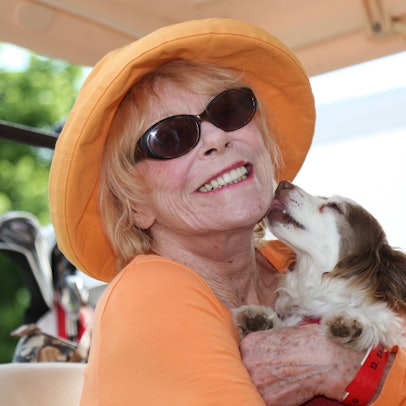 Elke Sommer mit Hund.