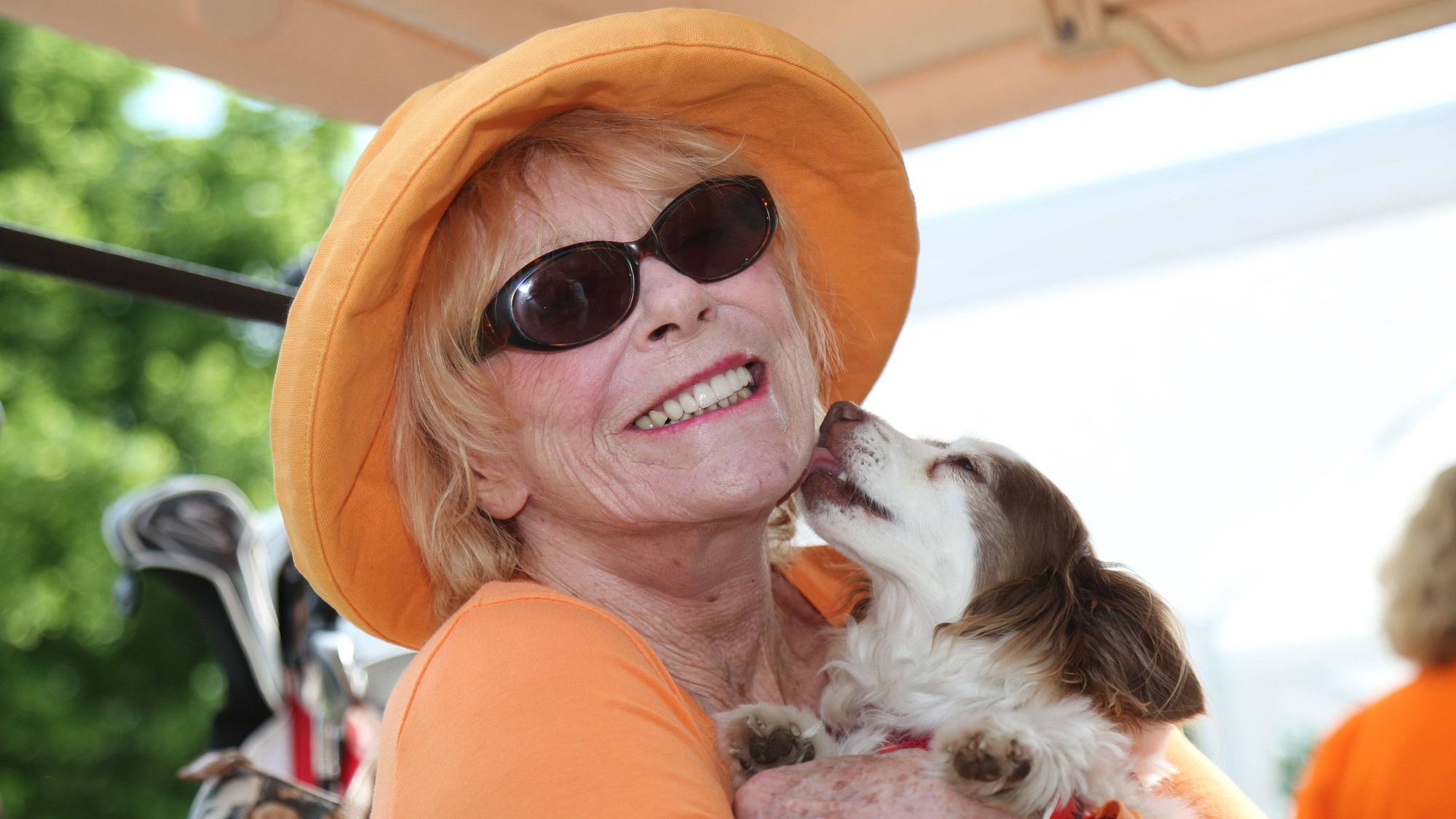Elke Sommer mit Hund.