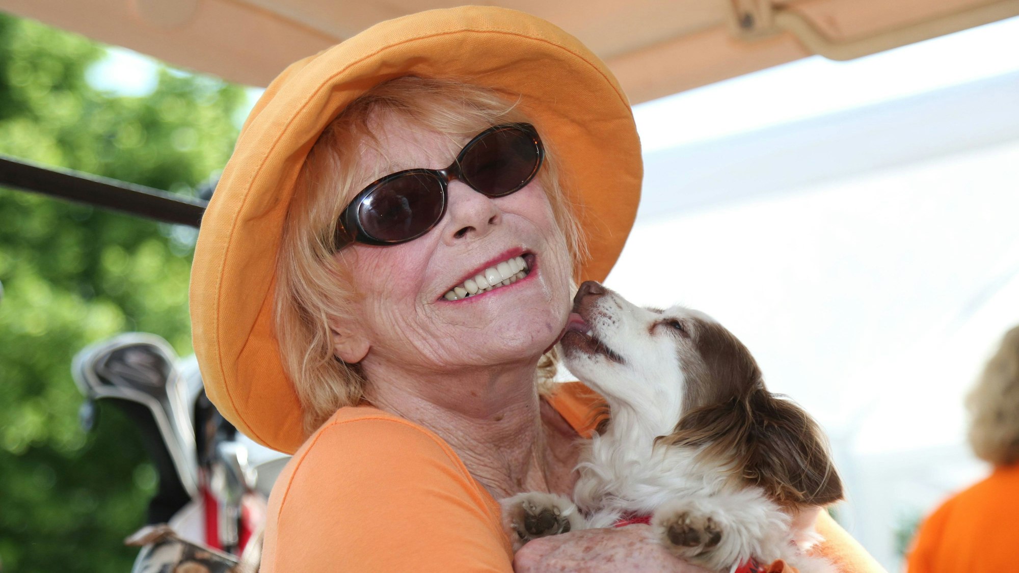 Elke Sommer mit Hund.