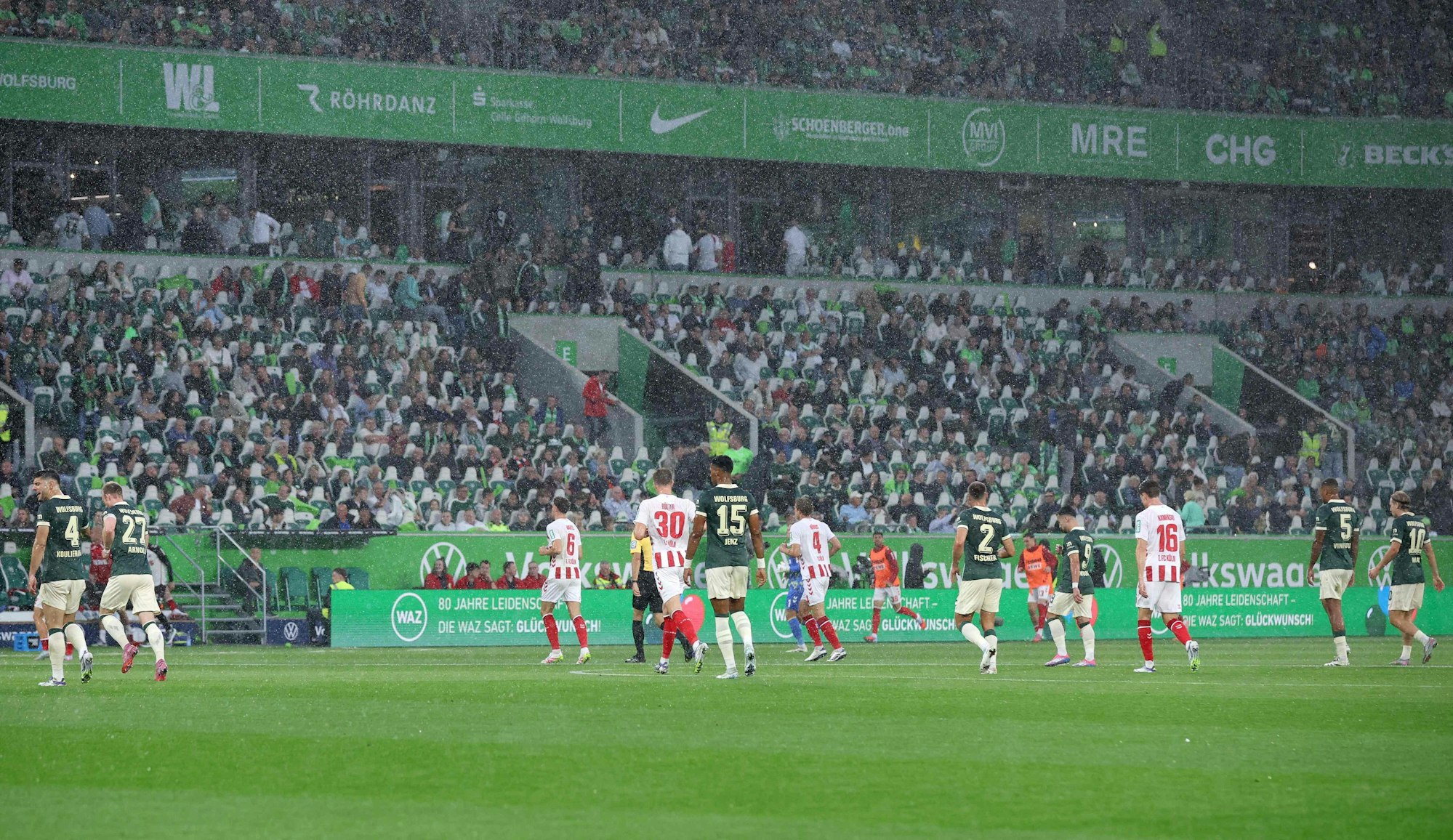 Gewitter-Unterbrechung beim Spiel des VfL Wolfsburg gegen den 1. FC Köln.
