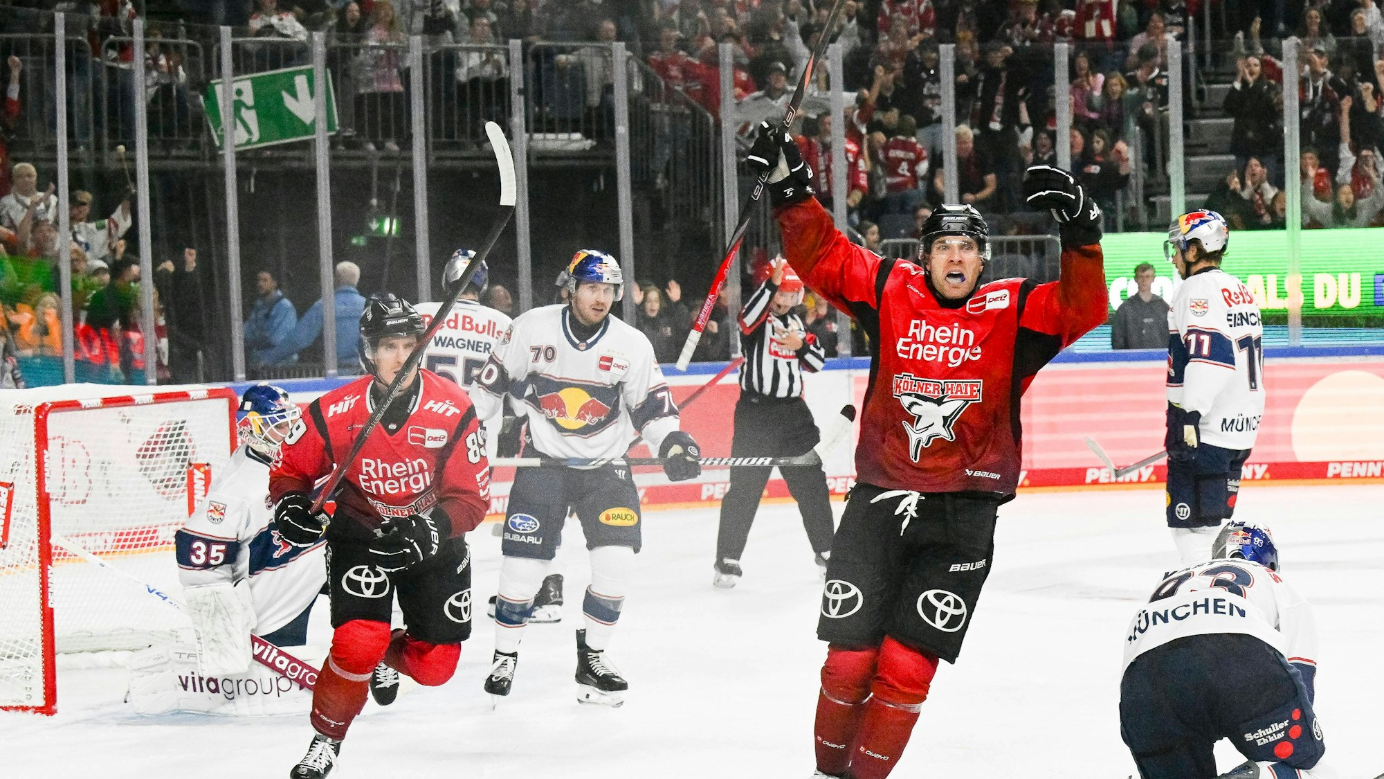 Torjubel bei Kölns Gregor MacLeod nach dem Anschlusstreffer.